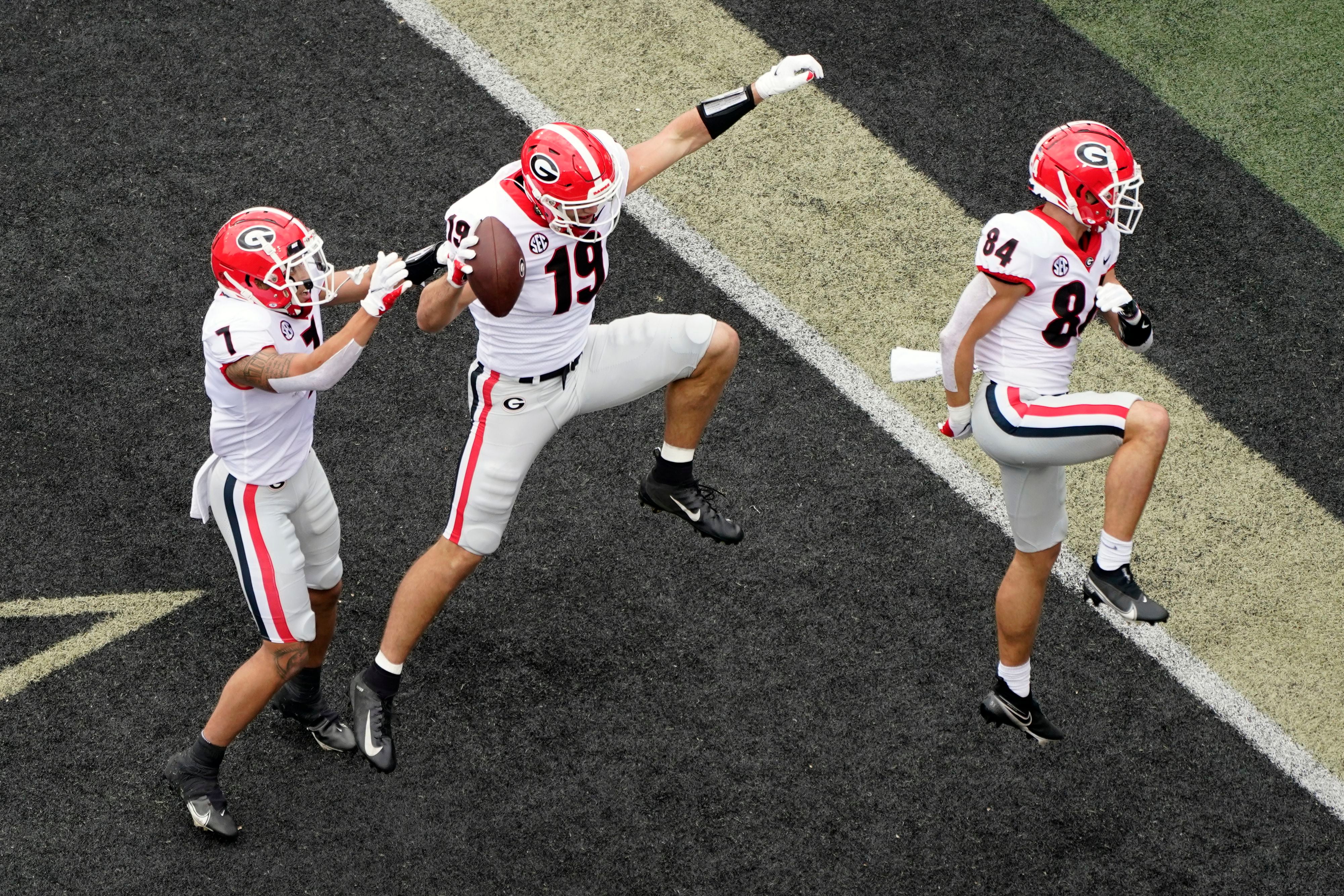 Daniels plays quarter as No. 2 Georgia dominates Vandy 62-0