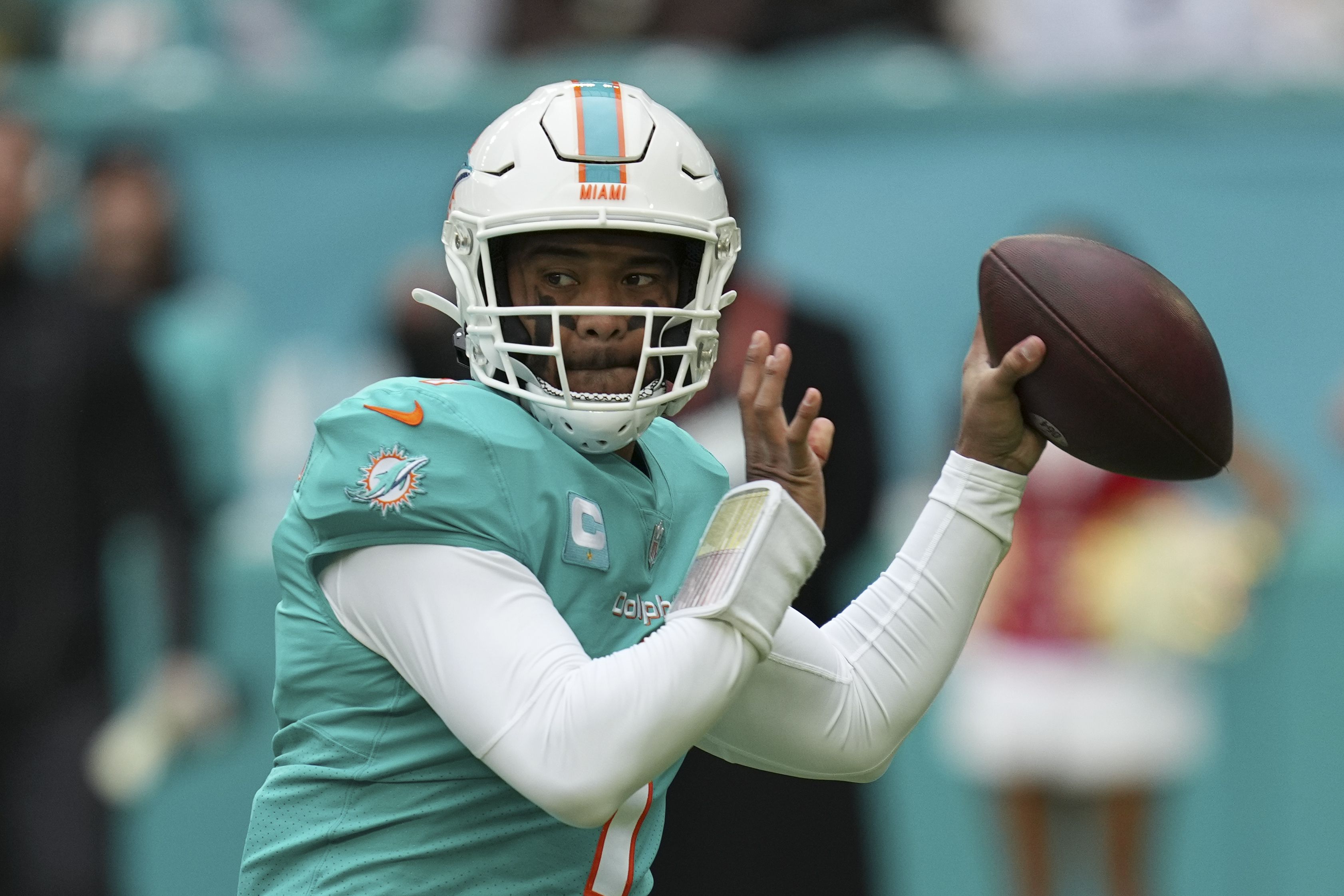 Tagovailoa, Dolphins rout Texans 30-15 for 5th straight win