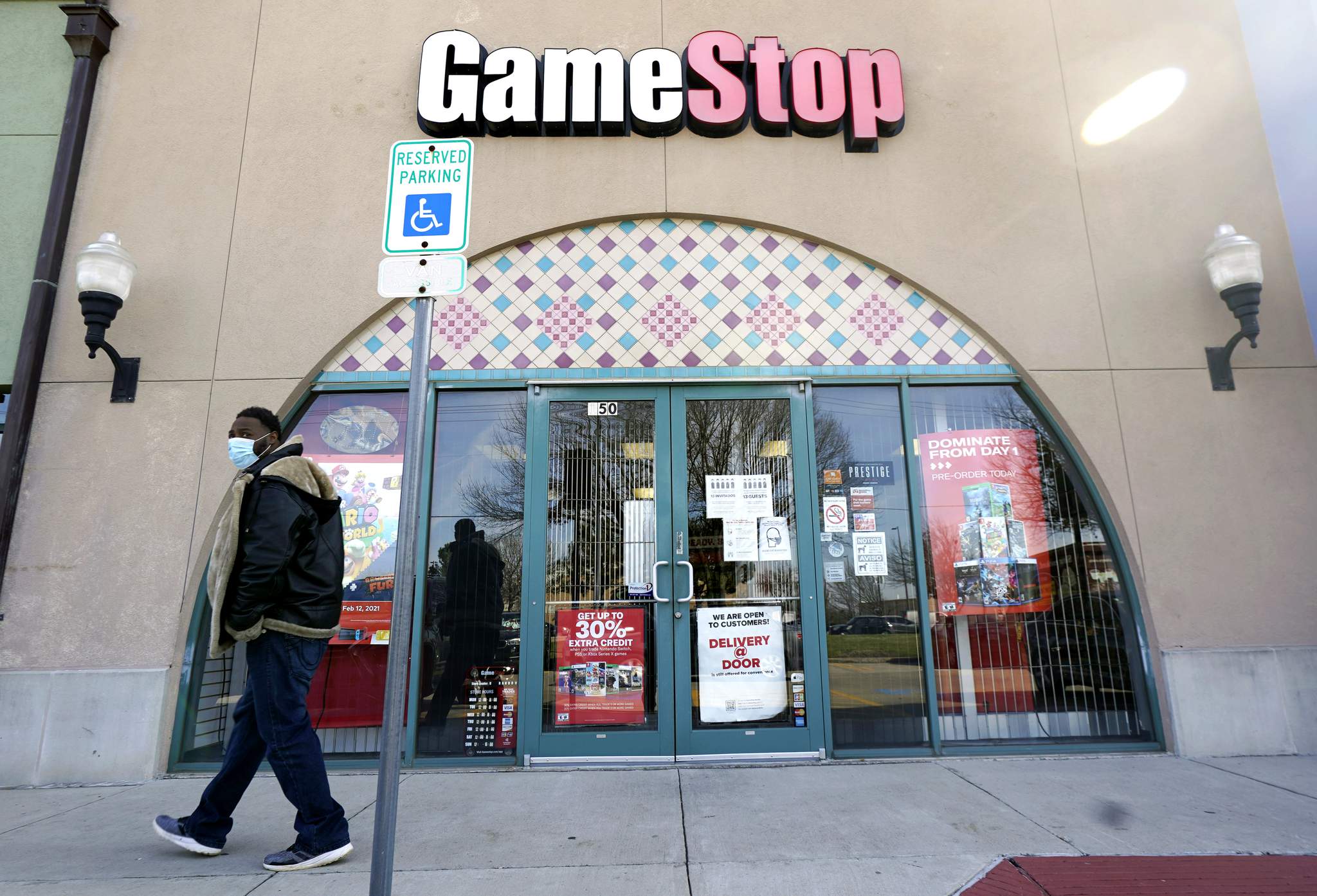 GameStop lost $215 million in fiscal year; online sales gain