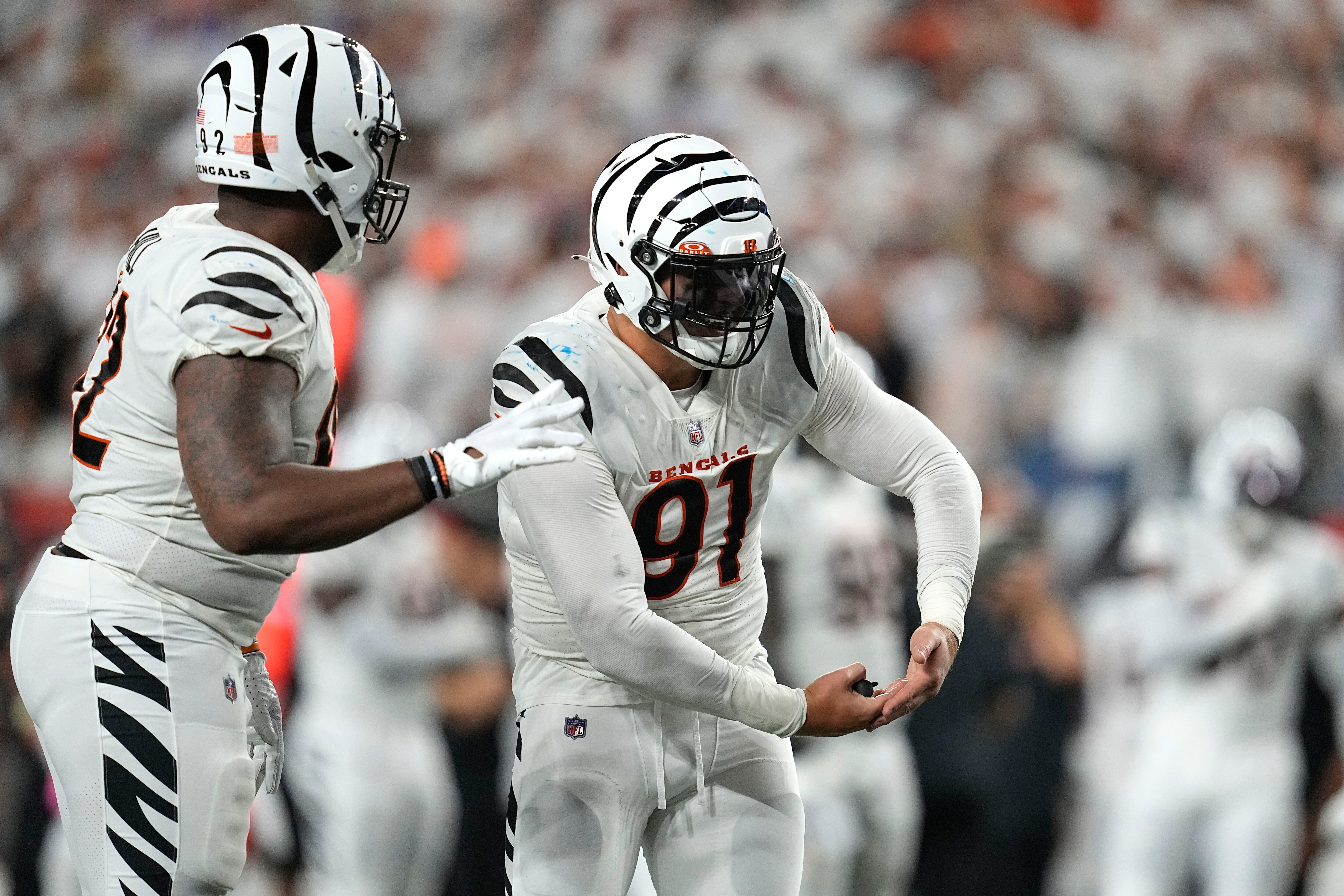 Burrow shakes off calf injury, throws for a season-high 259 yards as Bengals  beat the Rams 19-16