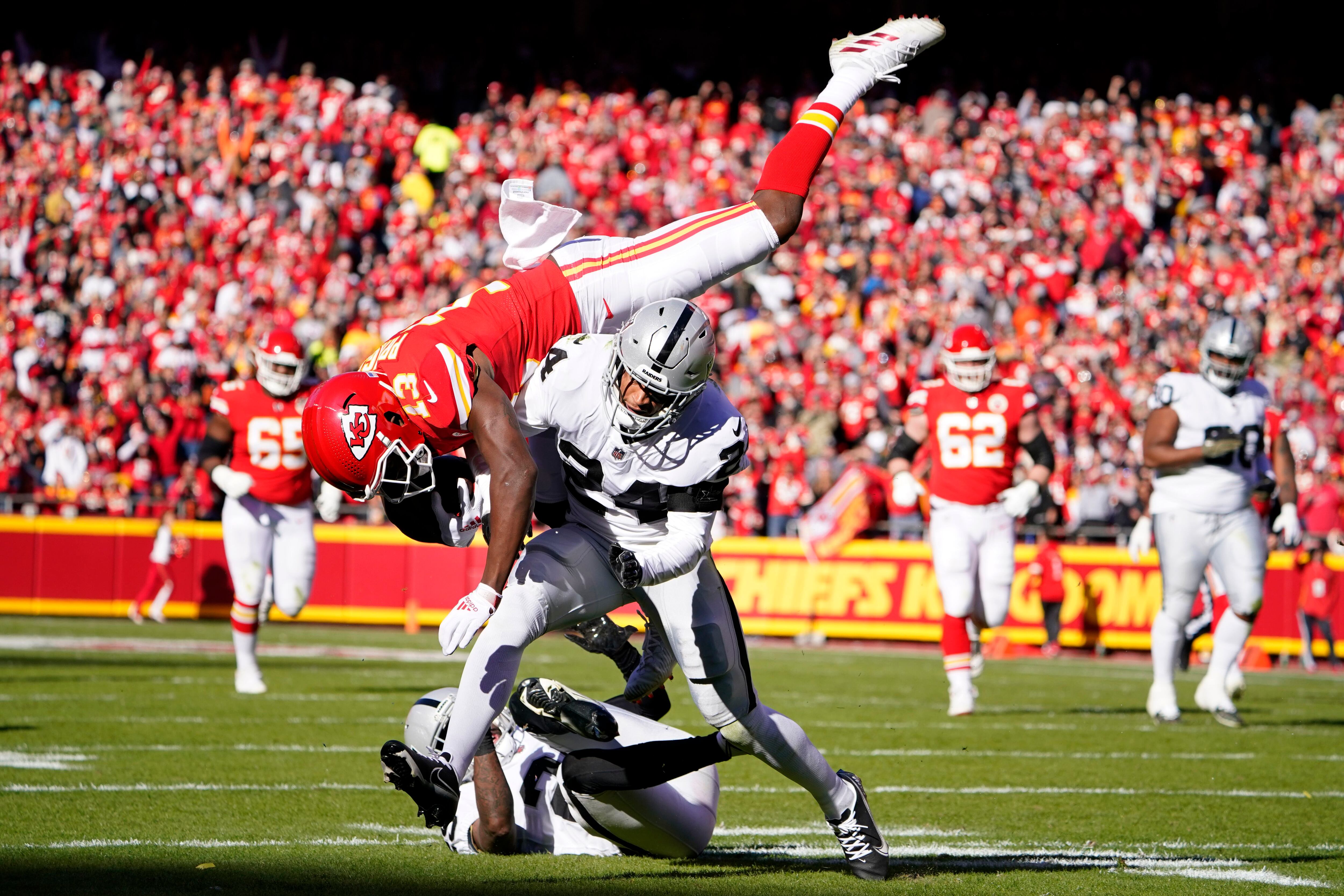 Chiefs roll to record-setting 48-9 victory over Raiders