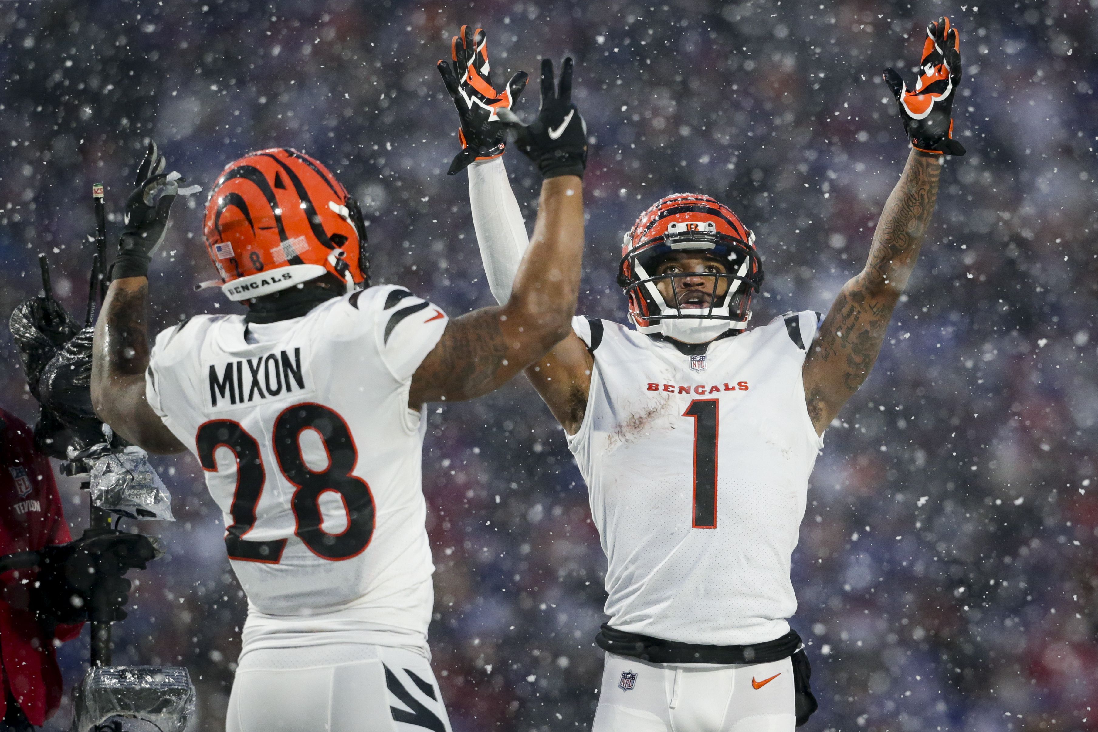 Most touchdowns in a game in NFL history: Bengals' Joe Mixon nears