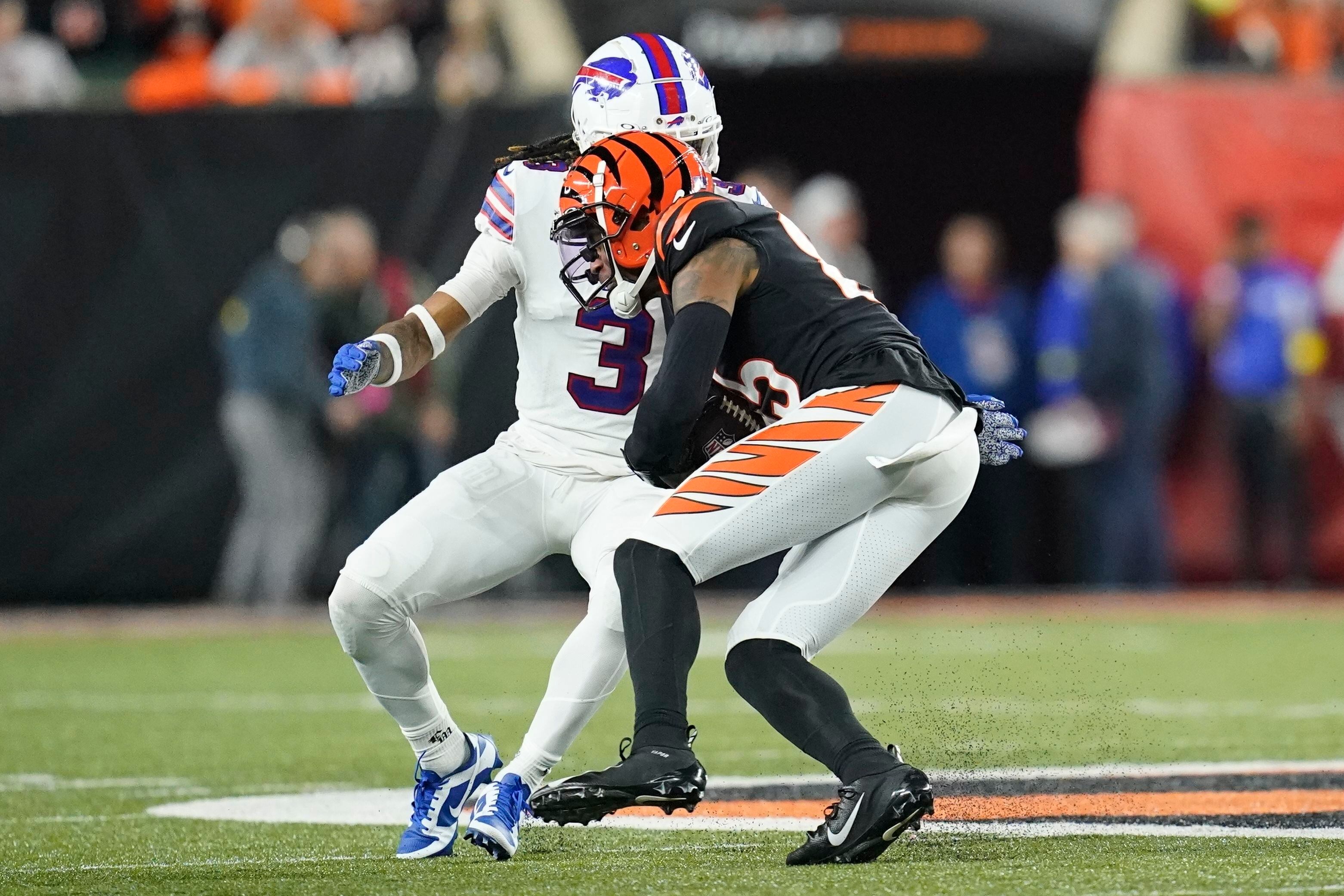 Bengals WR Tee Higgins holds himself out of team drills during