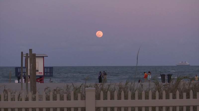 Central Floridians get view of first supermoon of 2021