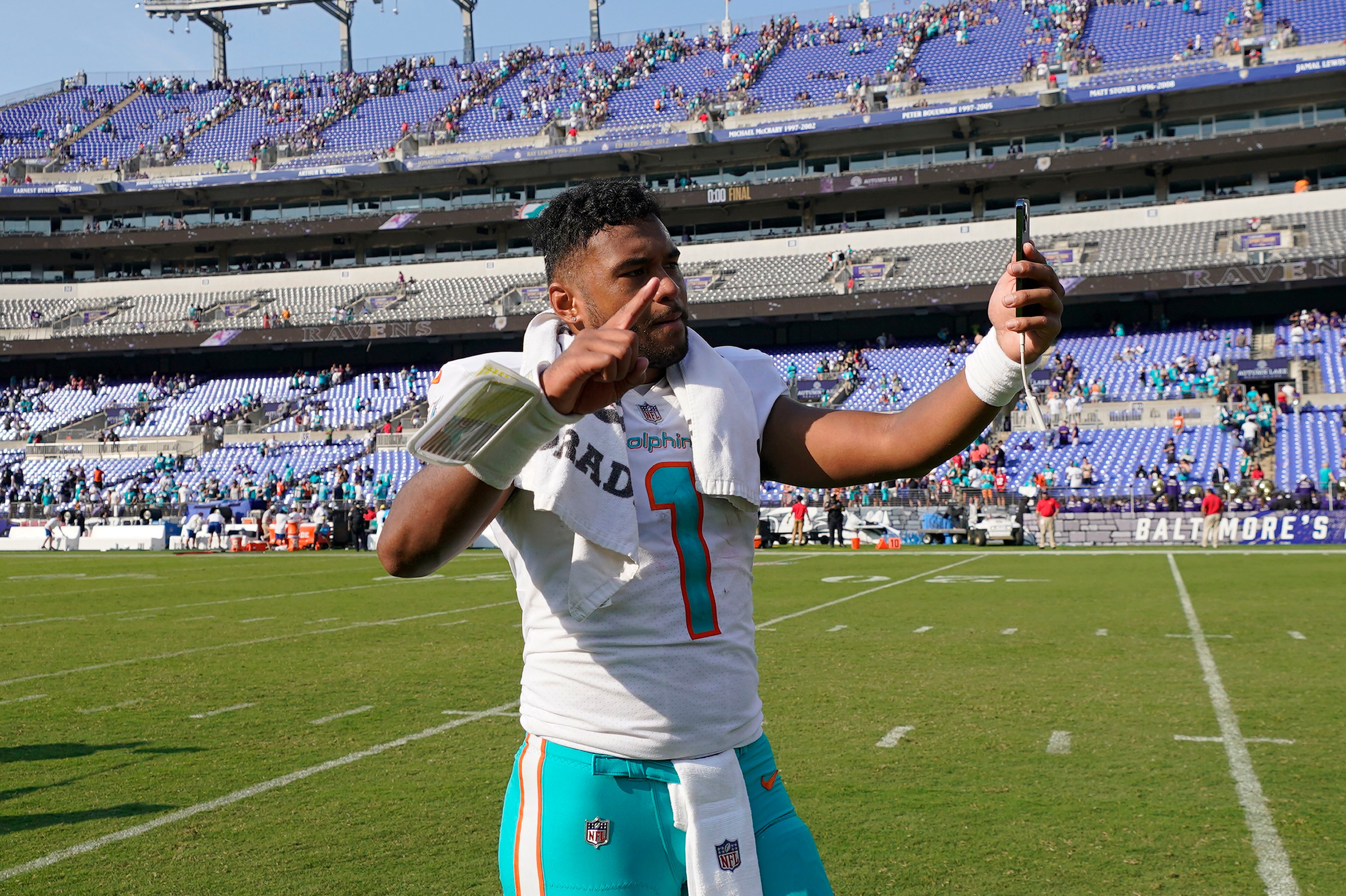 MONDAY HUDDLE: Tagovailoa outshines former college teammate in promising  start for Dolphins