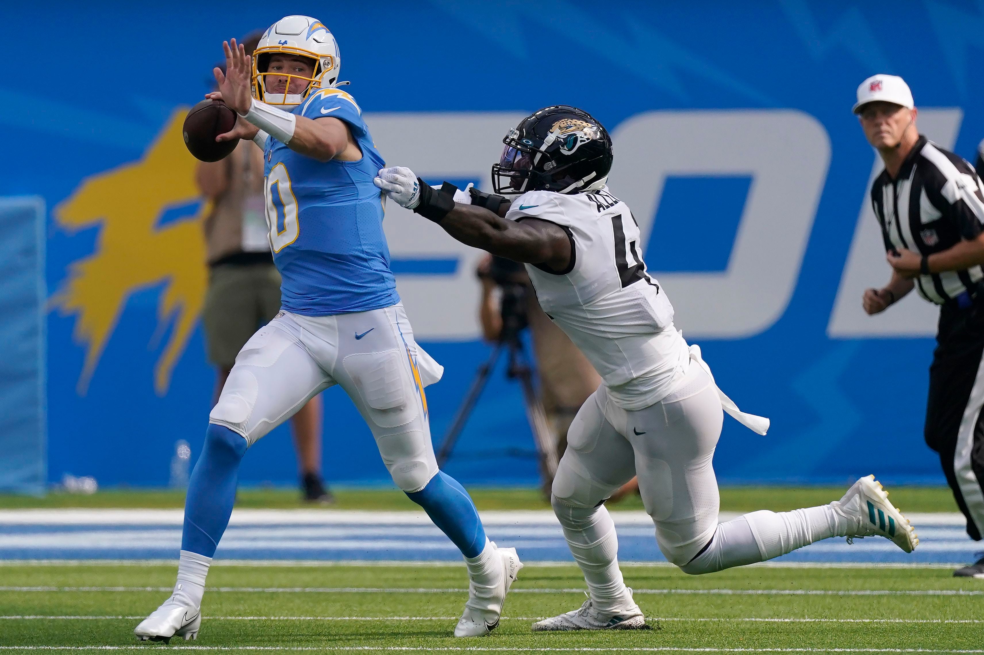 Jaguars rip Chargers; Justin Herbert risks ripped rib cartilage