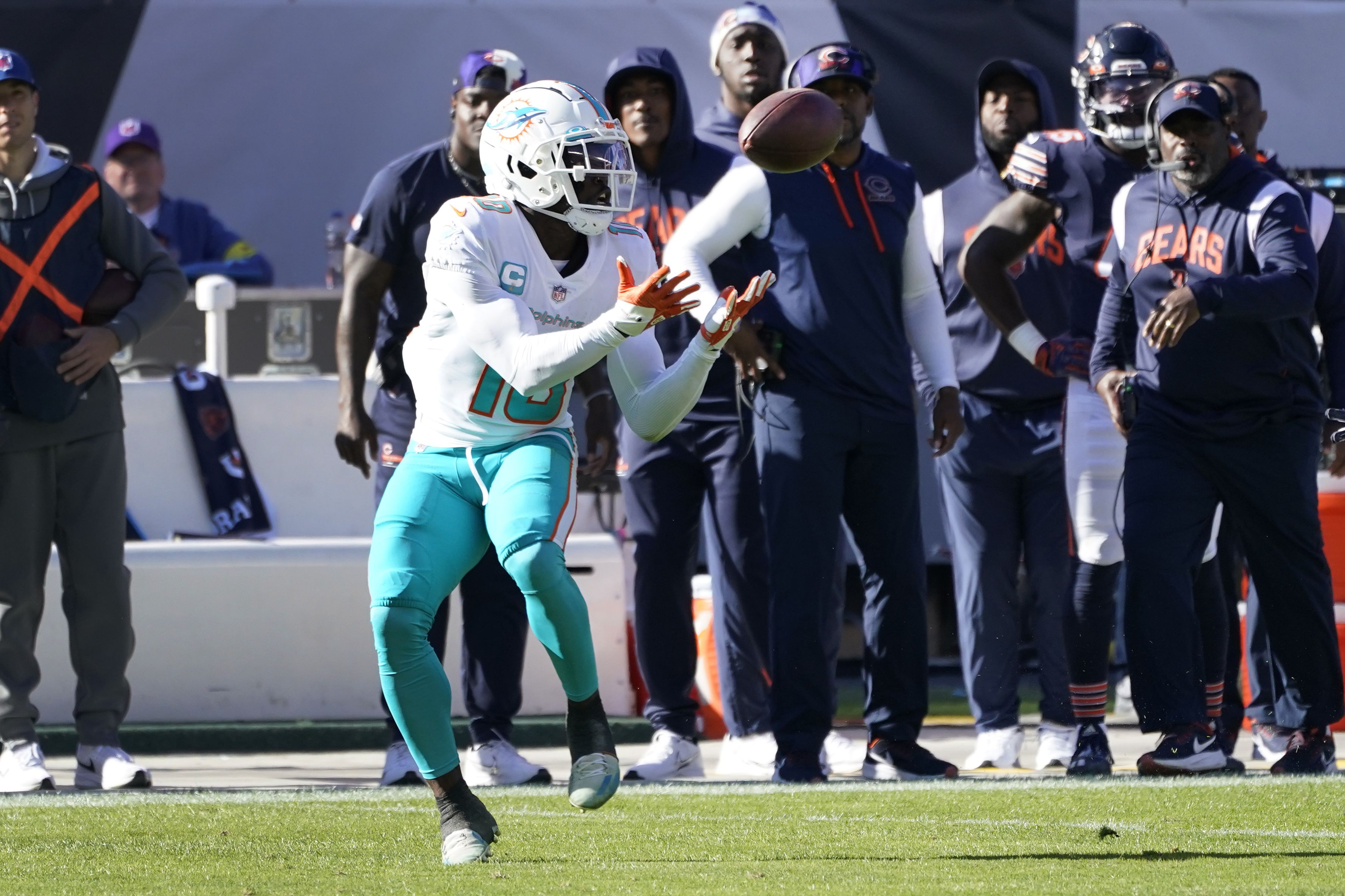 Jeff Wilson Jr. or Raheem Mostert: Which Dolphins Running Back Should You  Trust?