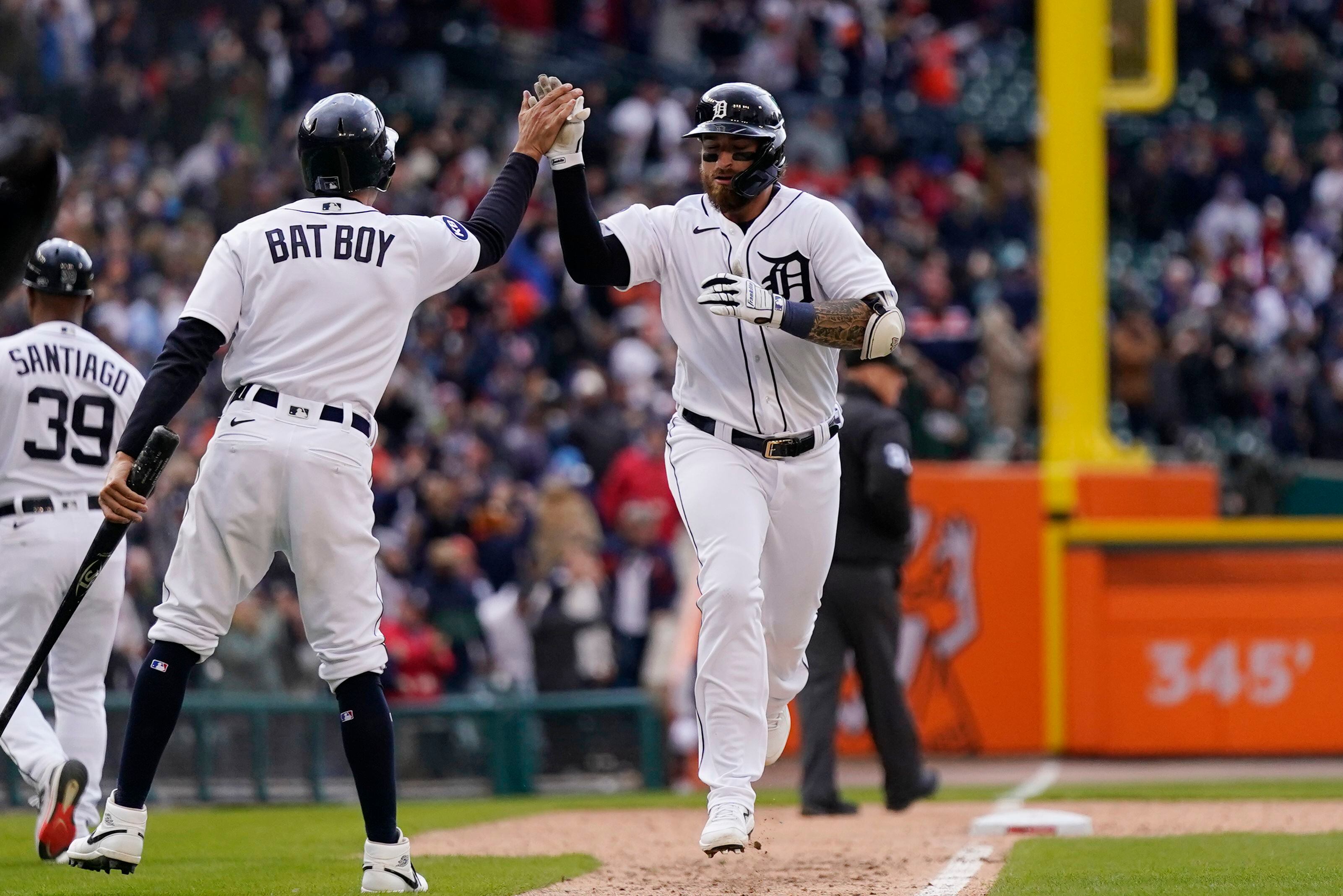 Javier Baez hits reviewed walk-off single in Tigers debut