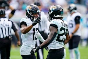 Lawrence, Jaguars rout ailing Herbert, Chargers 38-10 - Seattle Sports