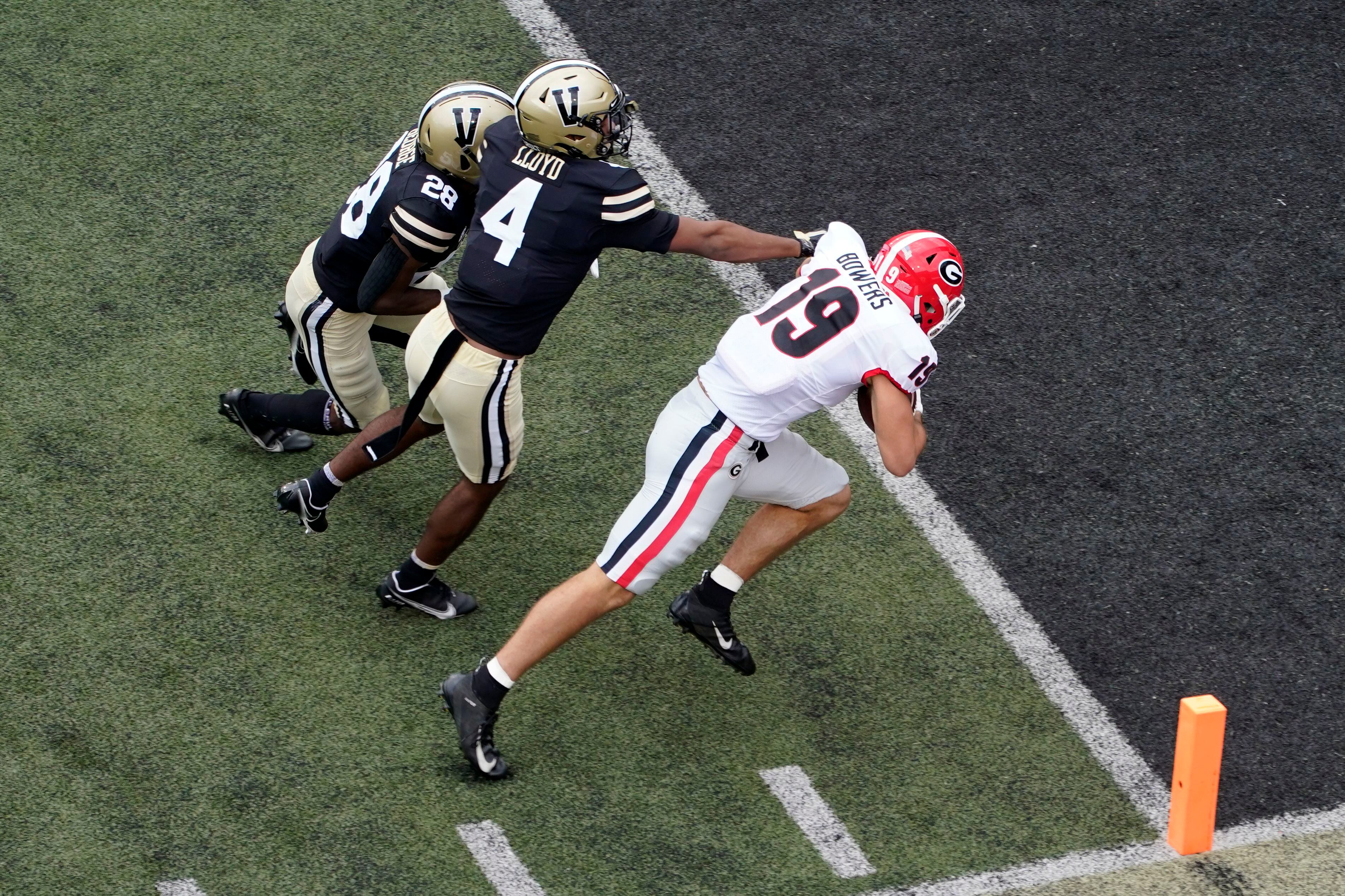 Daniels plays quarter as No. 2 Georgia dominates Vandy 62-0