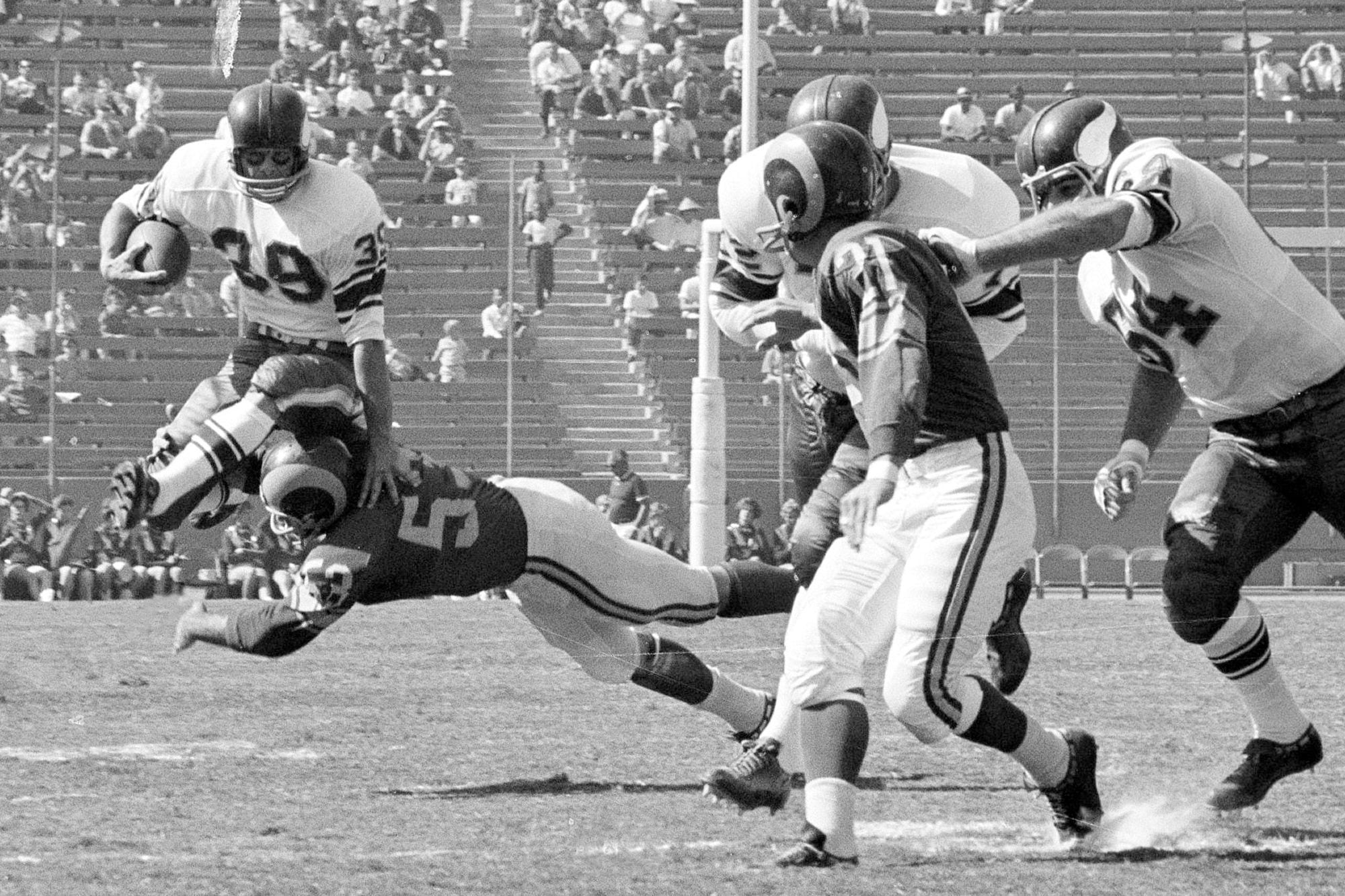 Hugh McElhenny, Hall of Fame halfback with 49ers, dies at 93