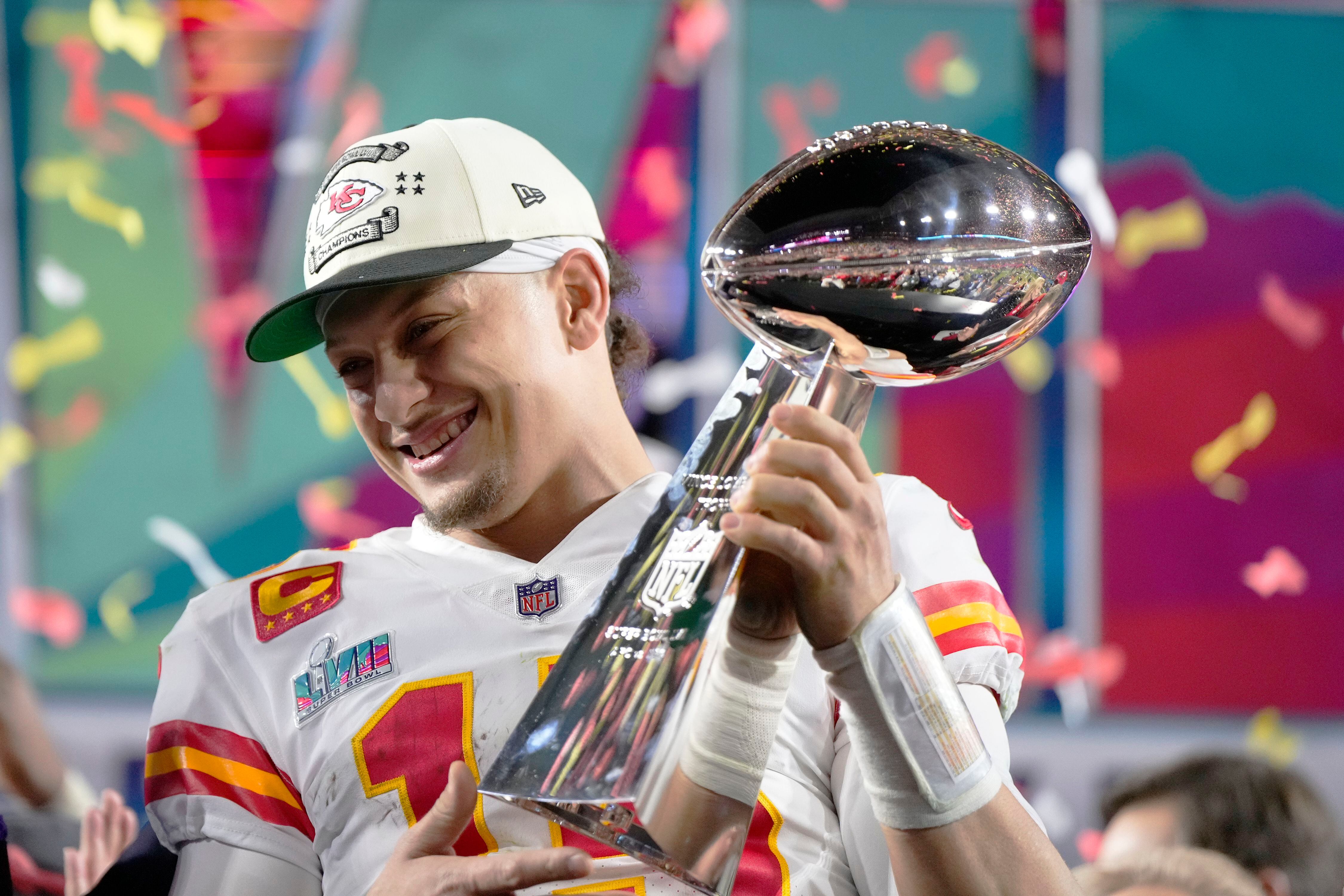 Kansas City, USA. 23rd Jan, 2022. Kansas City Chiefs wide receiver Mecole  Hardman is hoisted in the air by quarterback Patrick Mahomes after Hardman  scored a touchdown in the third quarter against