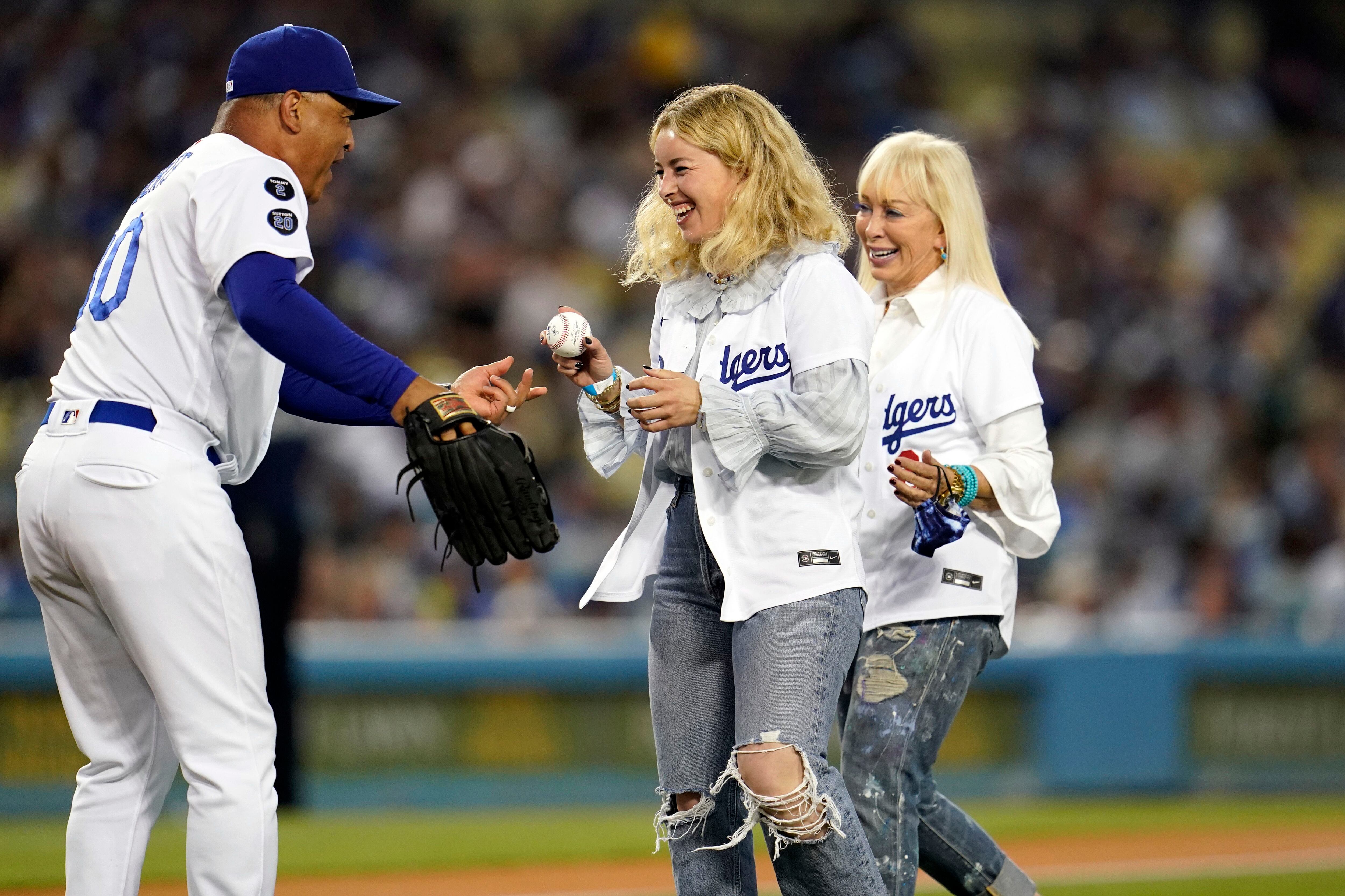 Kershaw strikes out 5 in return, Dodgers beat D-backs 5-1