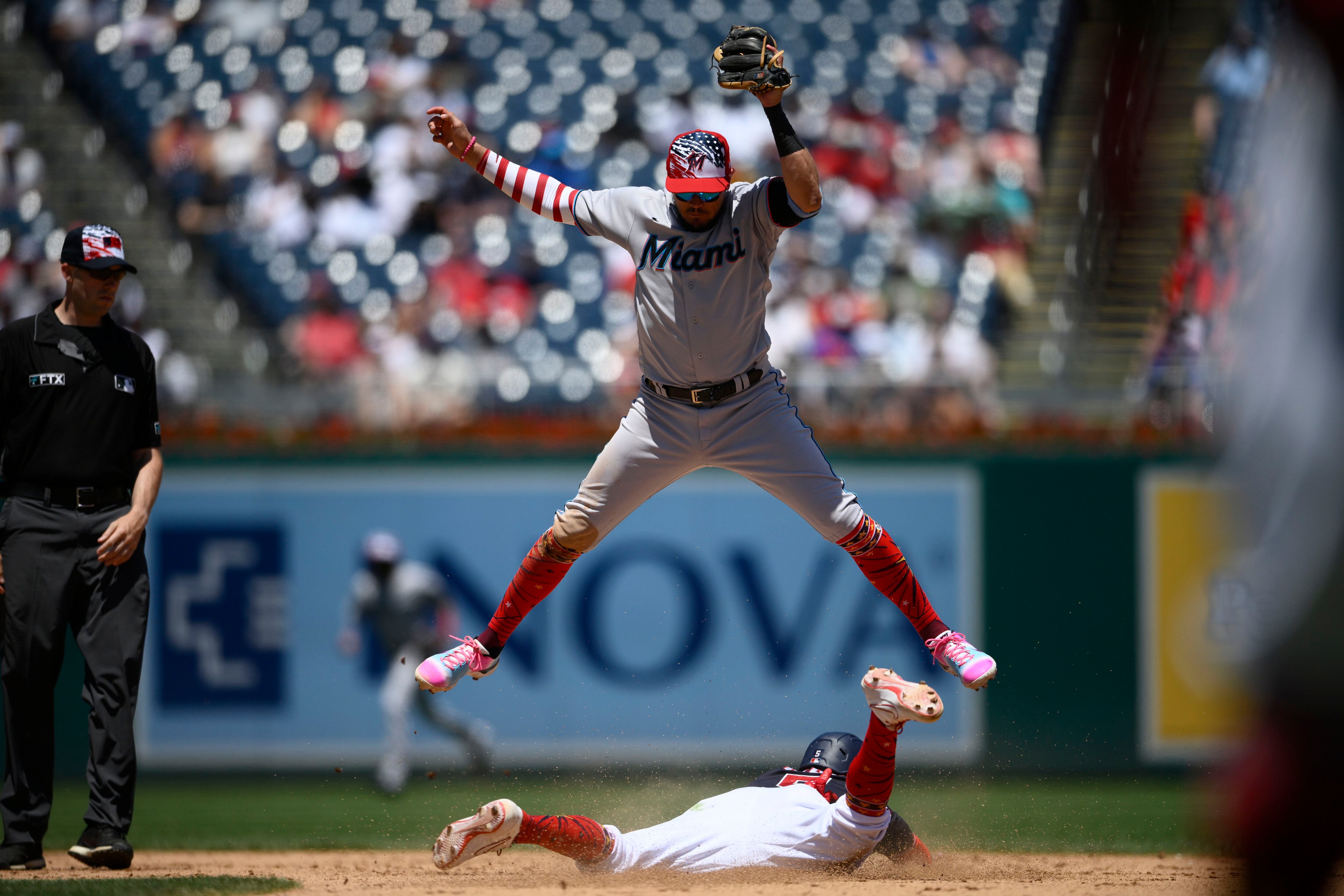 Jesus Aguilar, Garrett Cooper agree to 1-year deals with Miami