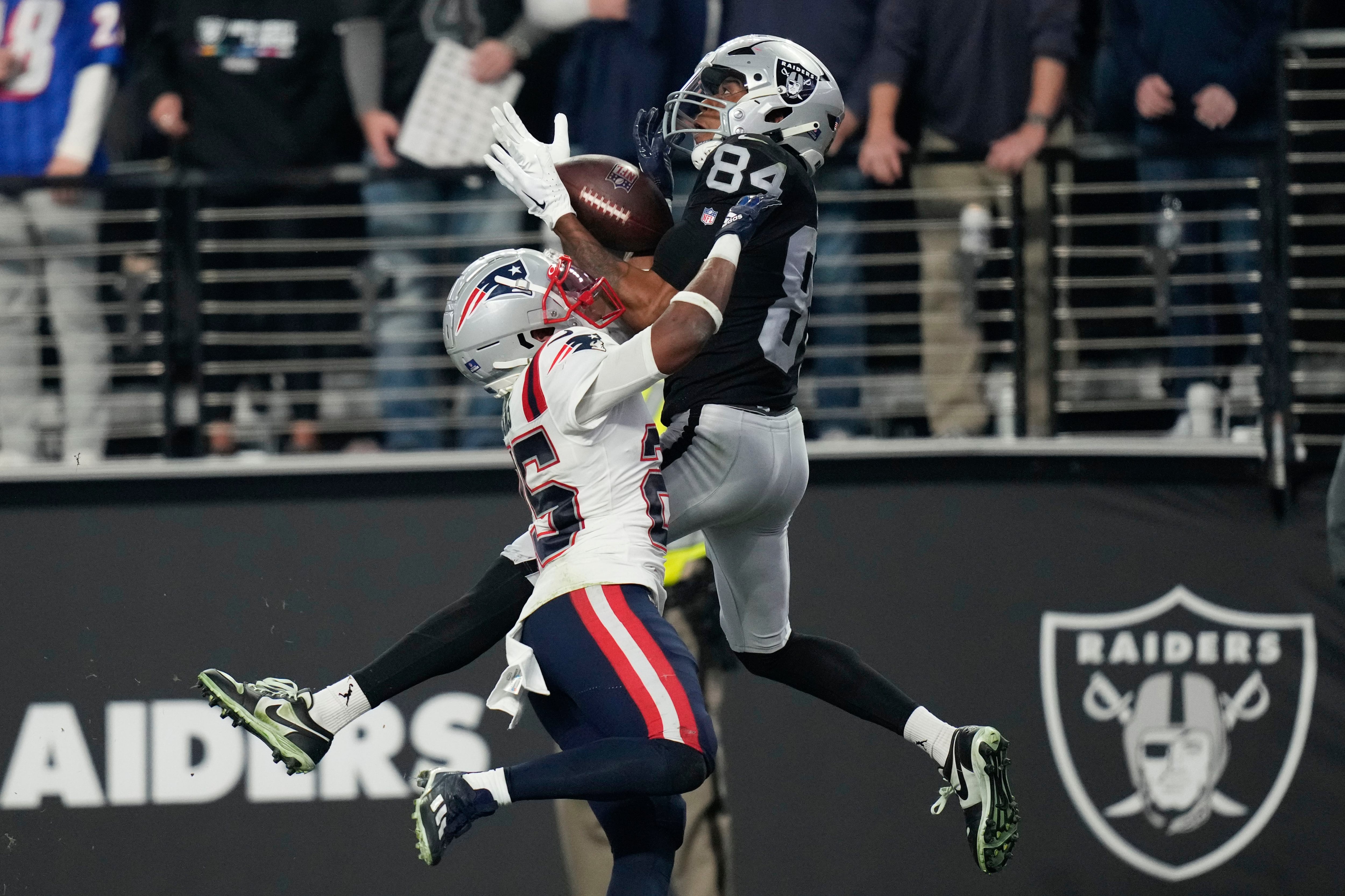 Las Vegas Raiders stun New England Patriots on bizarre final play