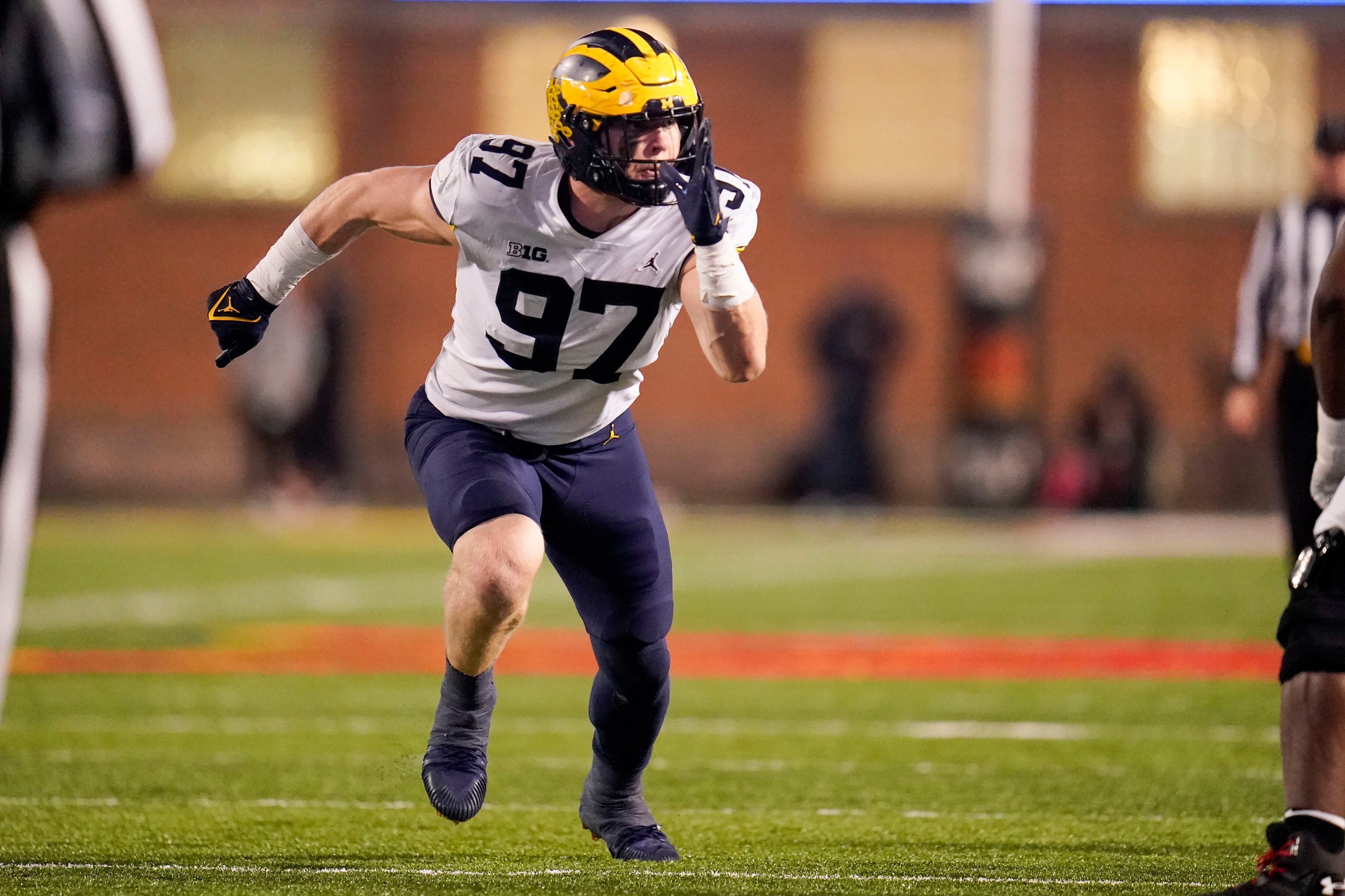 Aidan Hutchinson, Kenneth Walker III named finalists for Walter Camp Player  of the Year award 