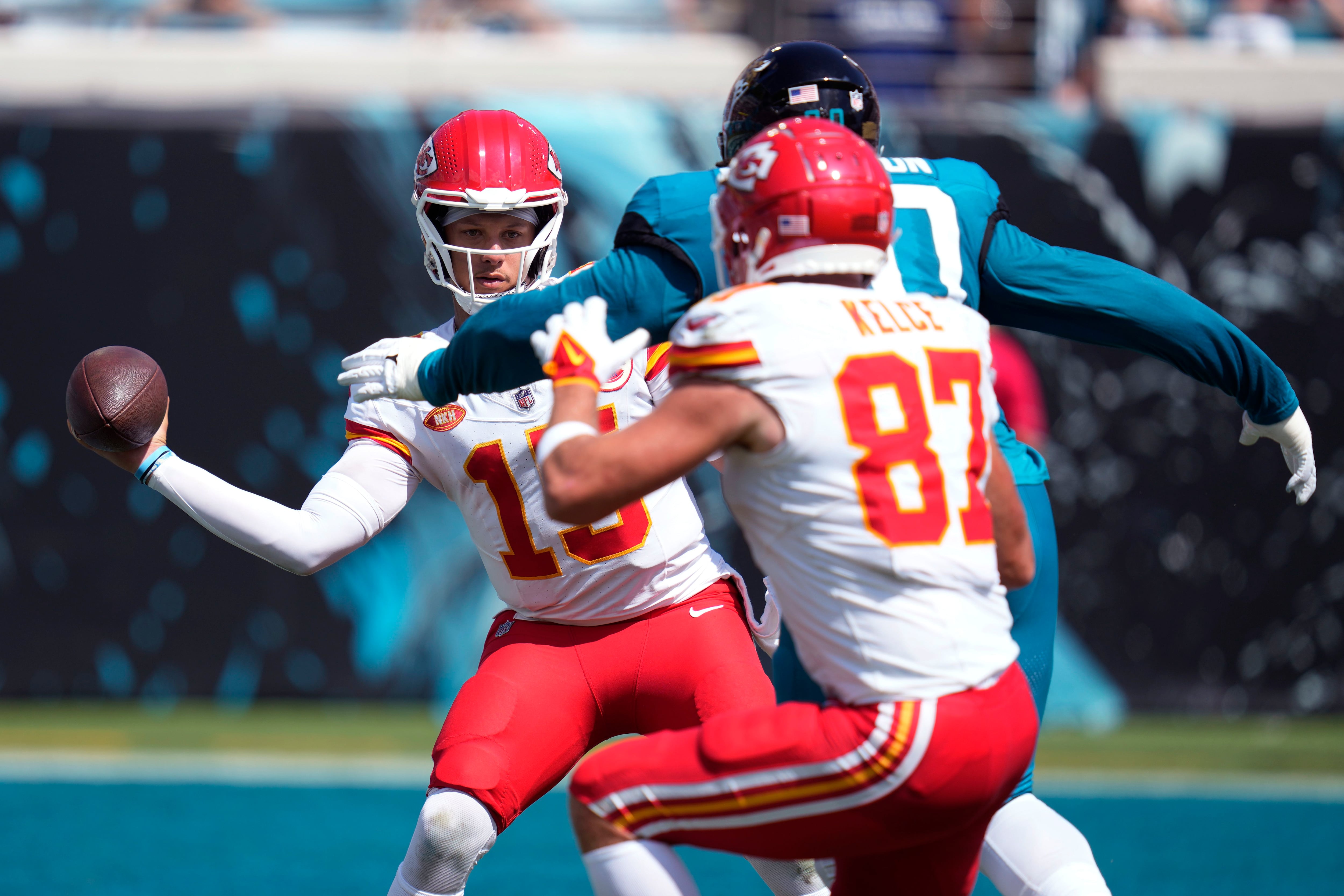 Chiefs overcome mistakes to beat Jaguars 17-9, Kansas City's 3rd