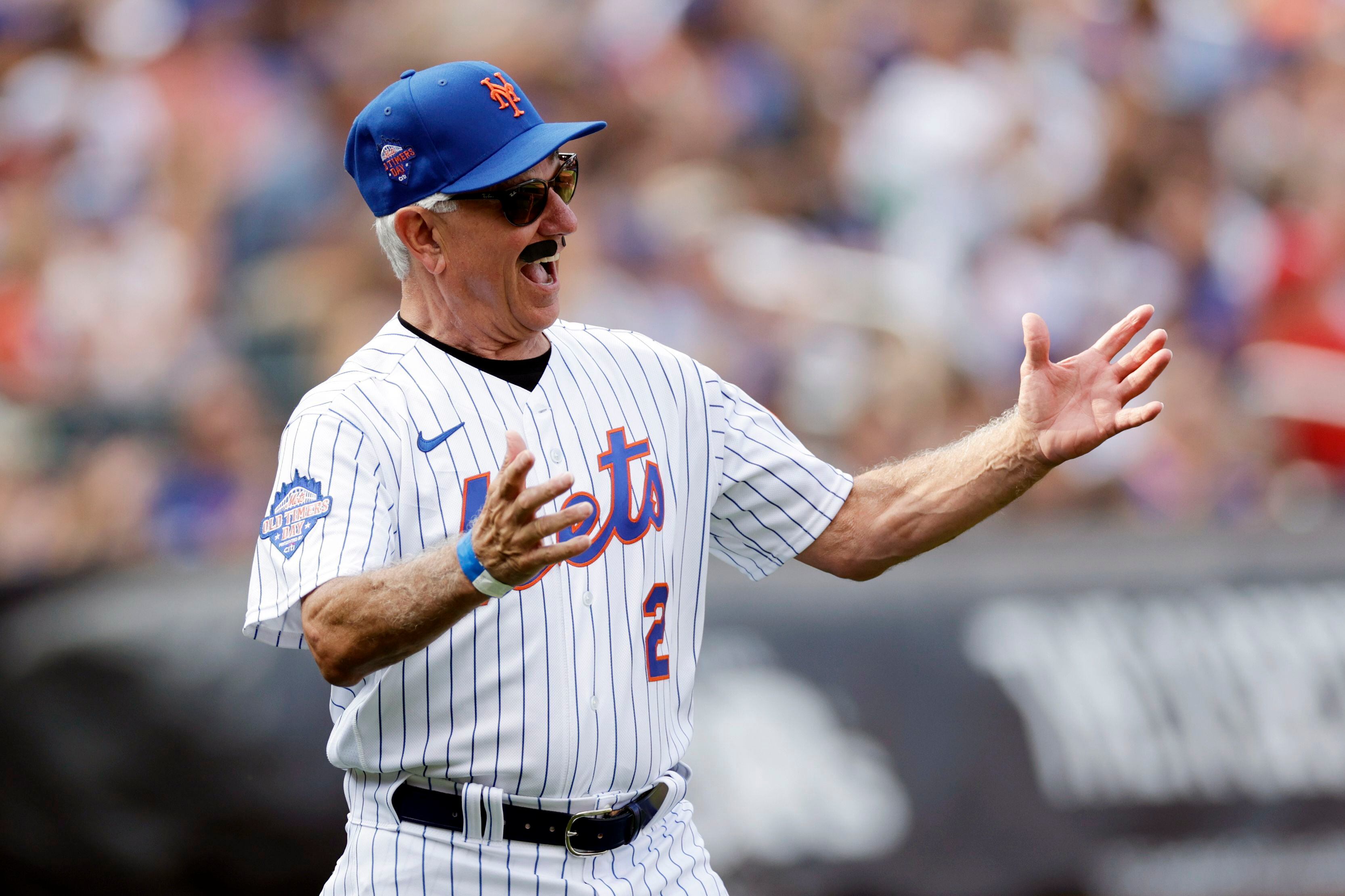 Mets hang No. 41 jersey in the dugout to honor Tom Seaver (Video)