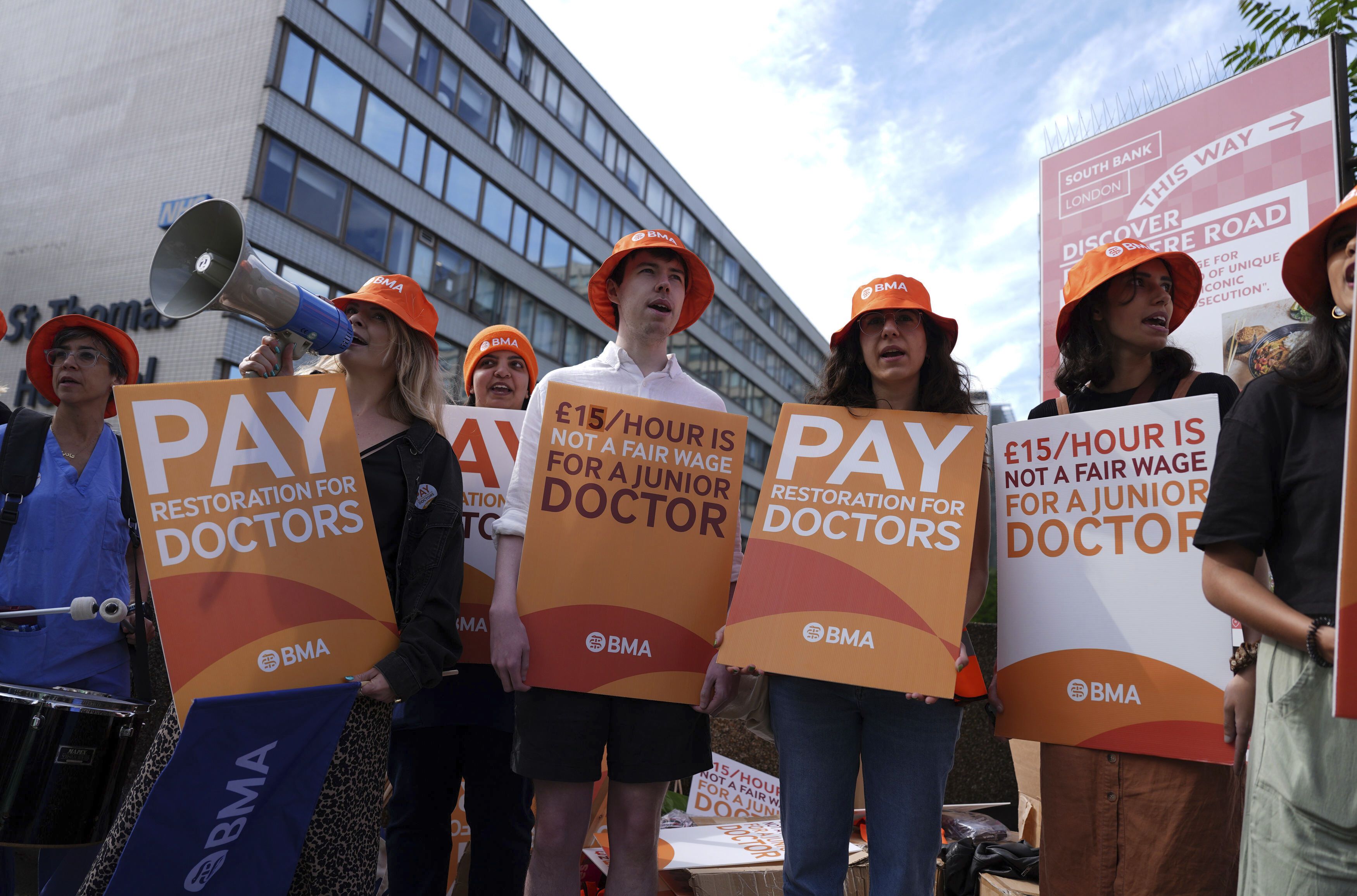 Thousands of doctors go on strike in England a week before the UK general election thumbnail