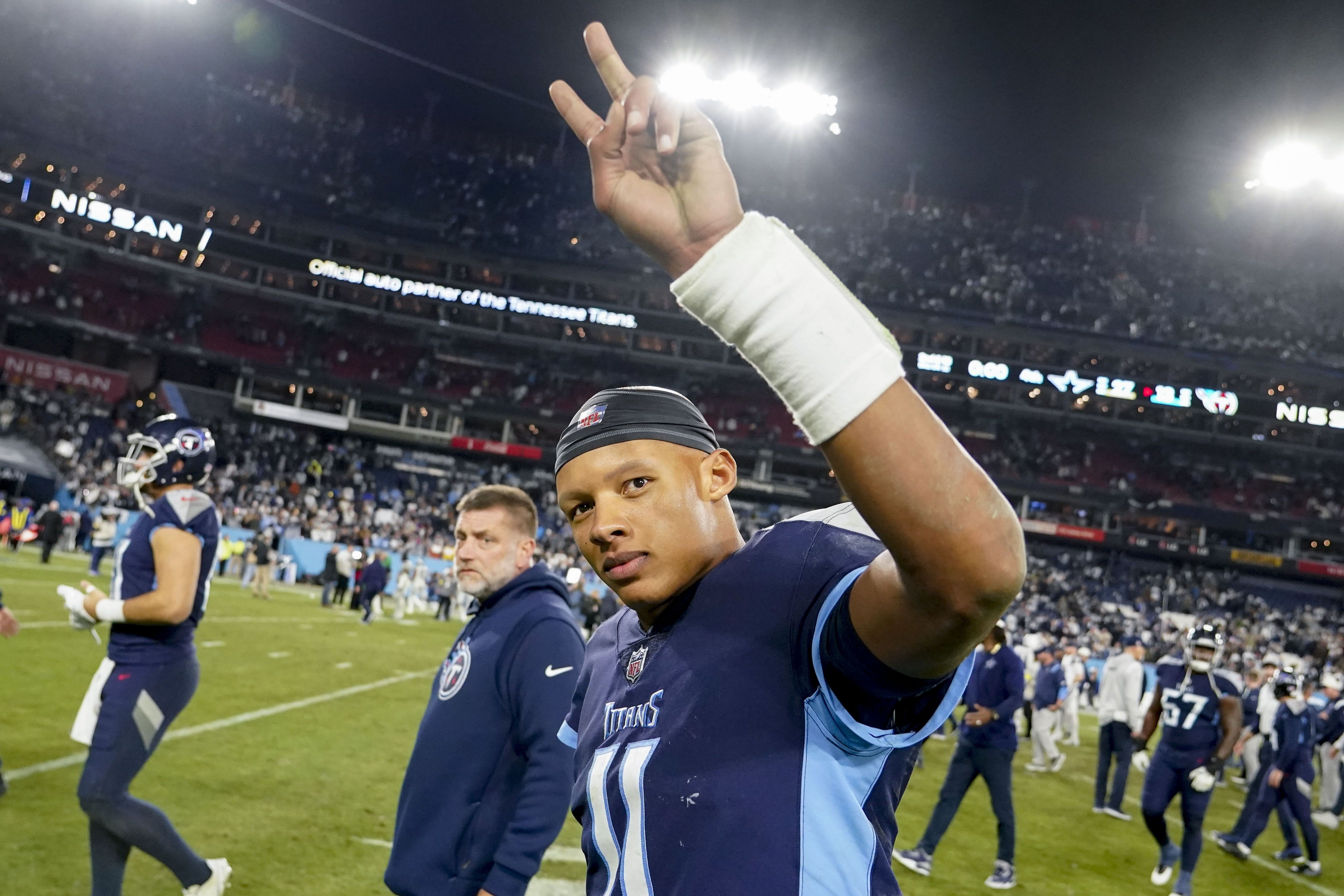 Jags return fumble for TD, beat Titans for AFC South title