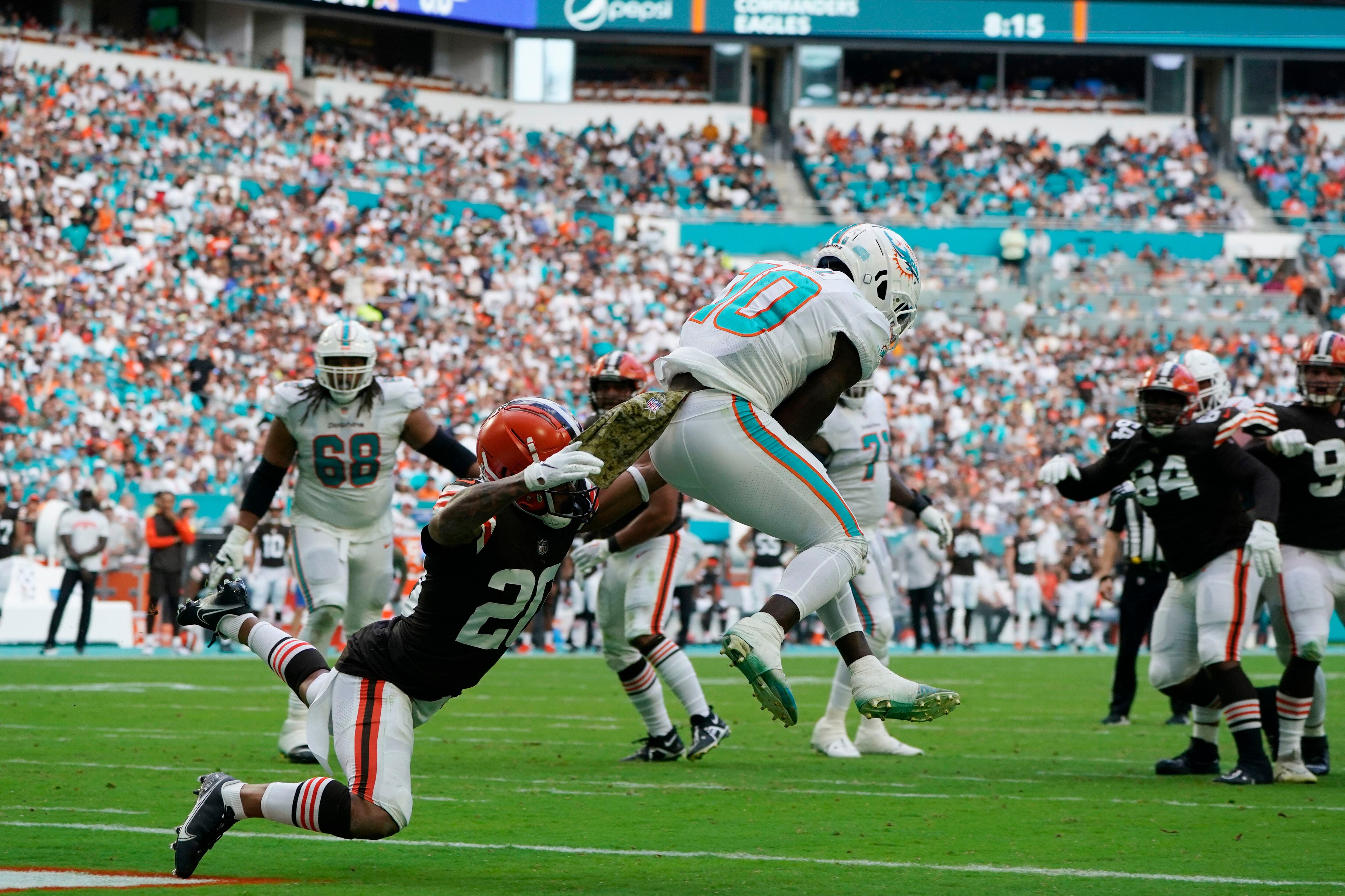 Tagovailoa stays hot, throws for 3 TDs, Dolphins rout Browns