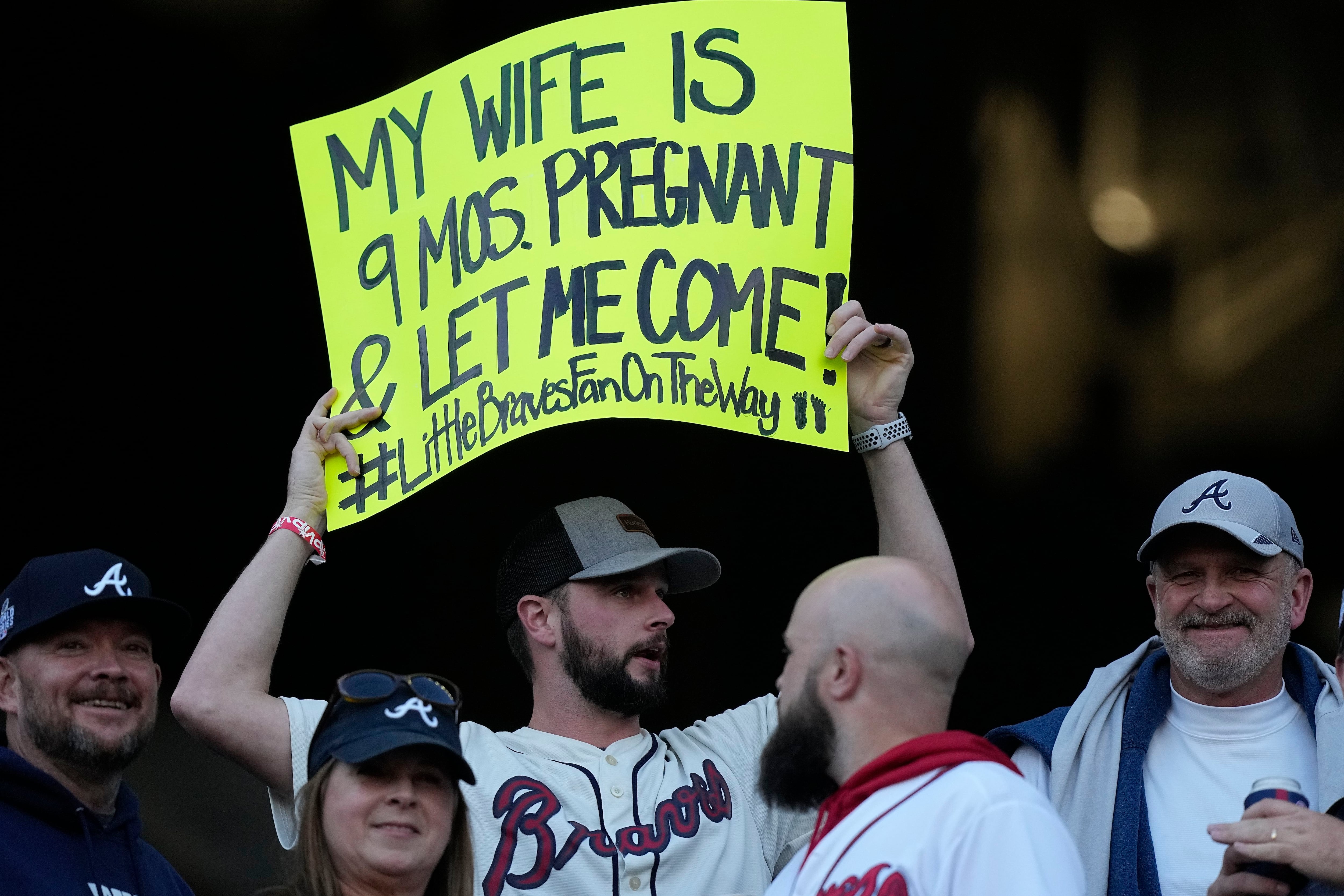 Greg Maddux gets huge ovation from Braves fans for Game 5 first pitch