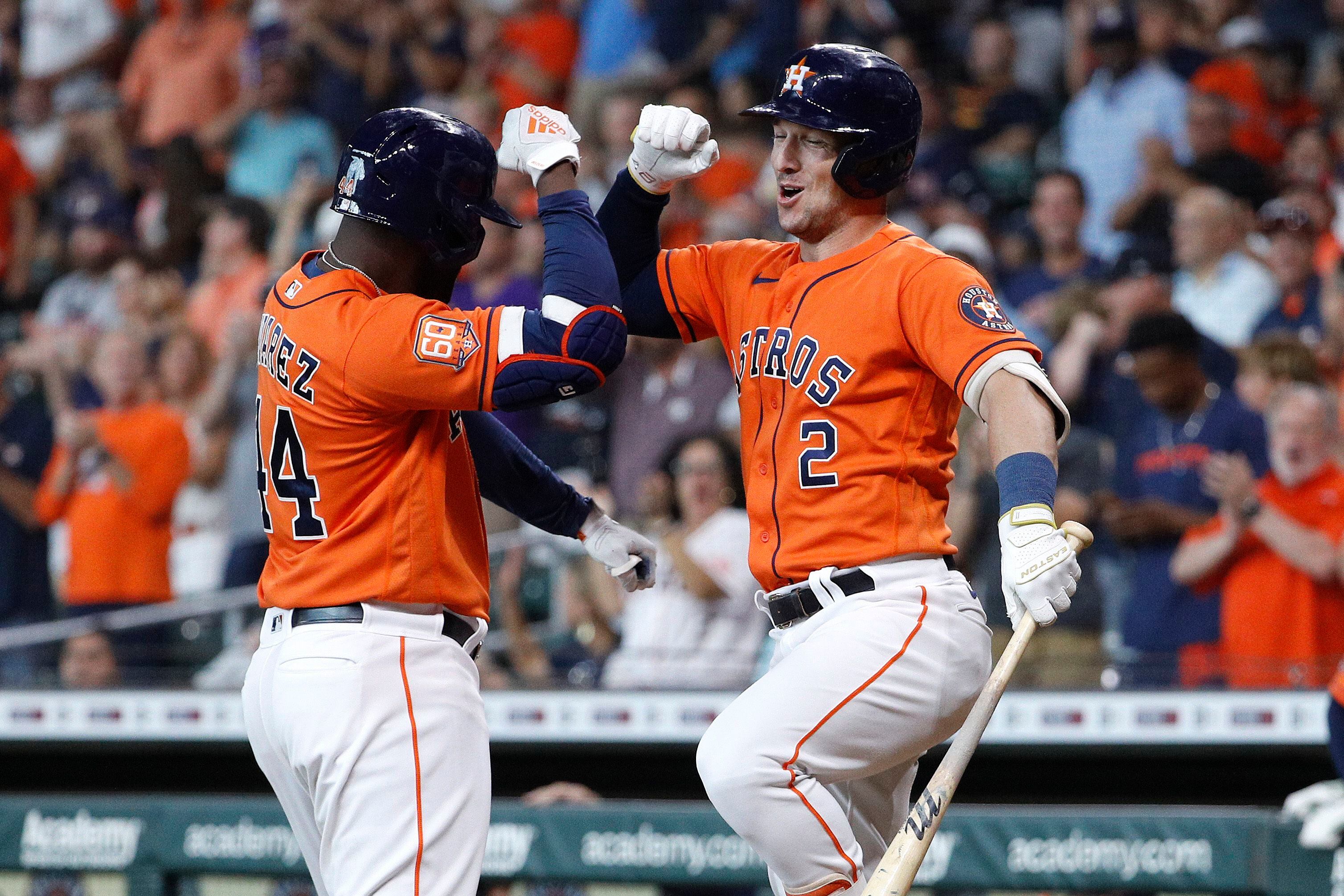 Astros' Alvarez, Pena leave with injuries after collision