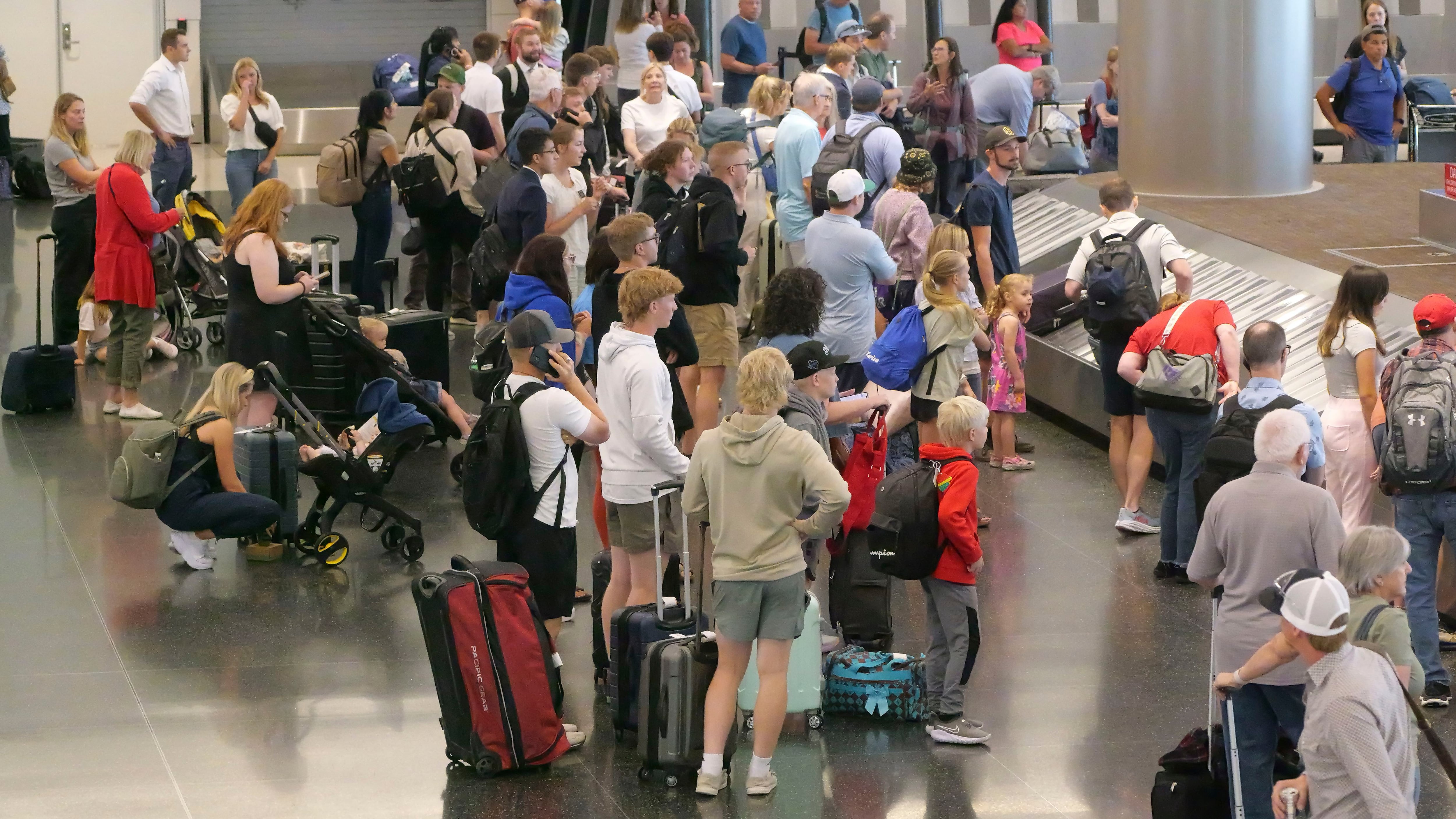 Air travel is getting worse. That's what passengers are telling the US government thumbnail