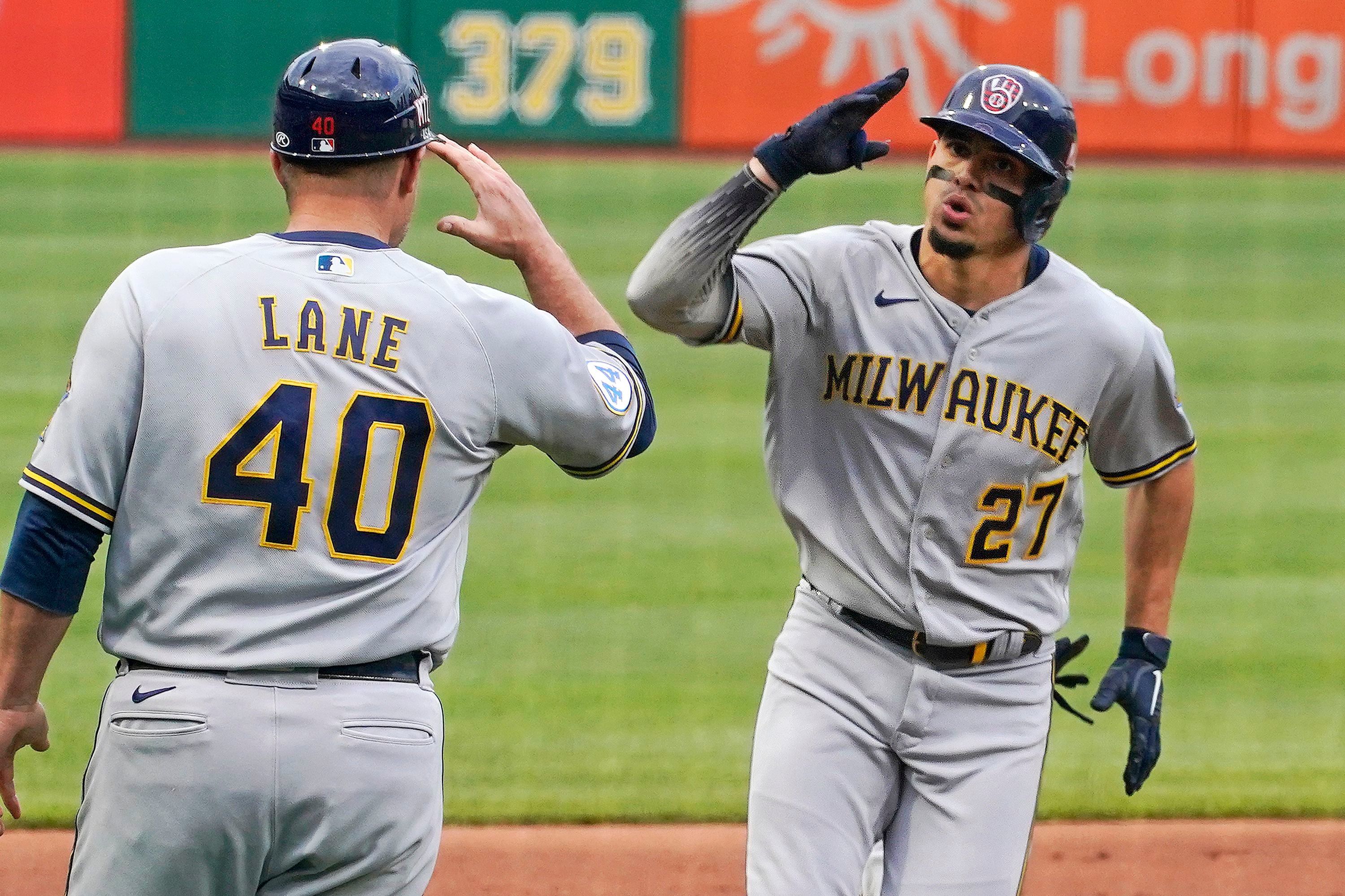 Brewers' Kolten Wong tweaks troublesome oblique, could be headed for IL