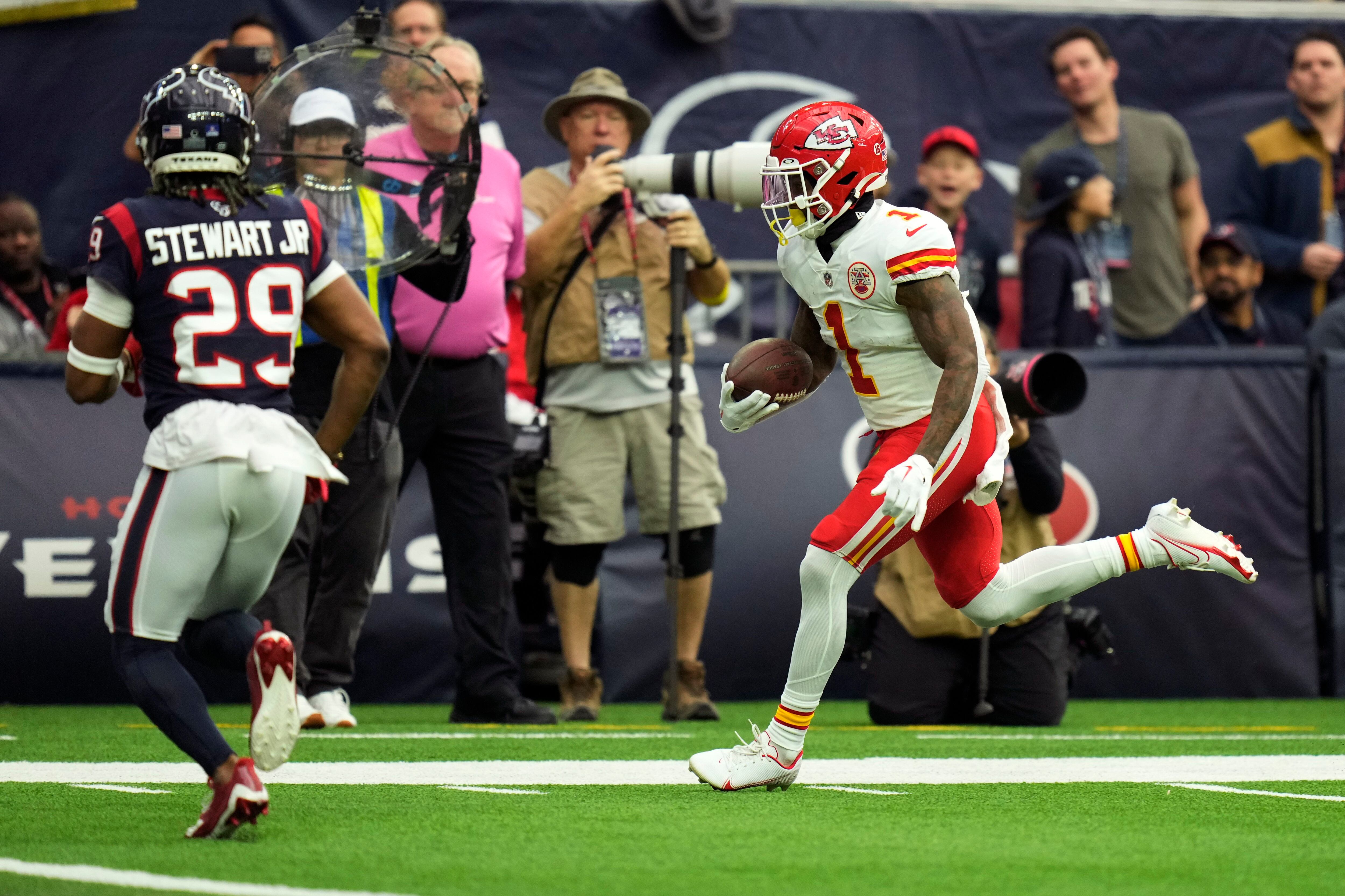 McKinnon's 26-yard run in OT lifts Chiefs over Texans 30-24 - The