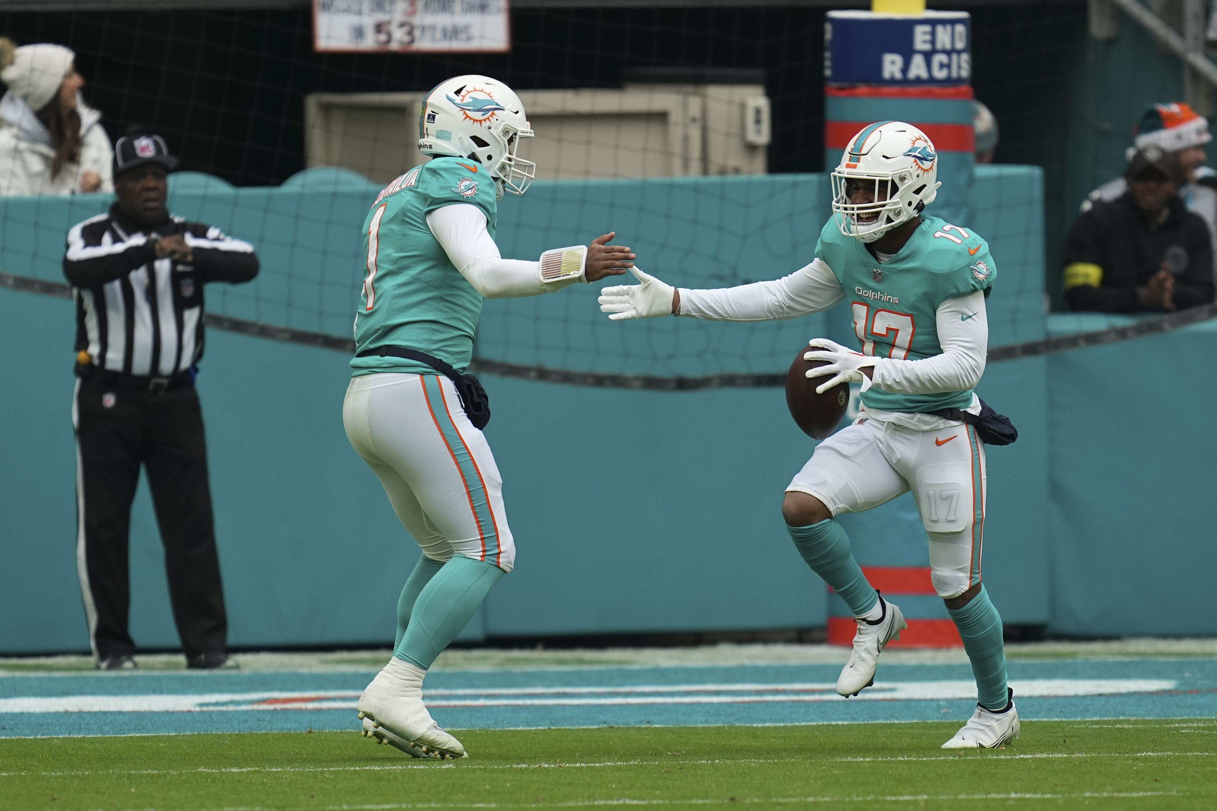 Miami Dolphins tight end Mike Gesicki (88) runs on the field during the  first half of an NFL football game against the New York Jets, Sunday, Jan. 8,  2023, in Miami Gardens