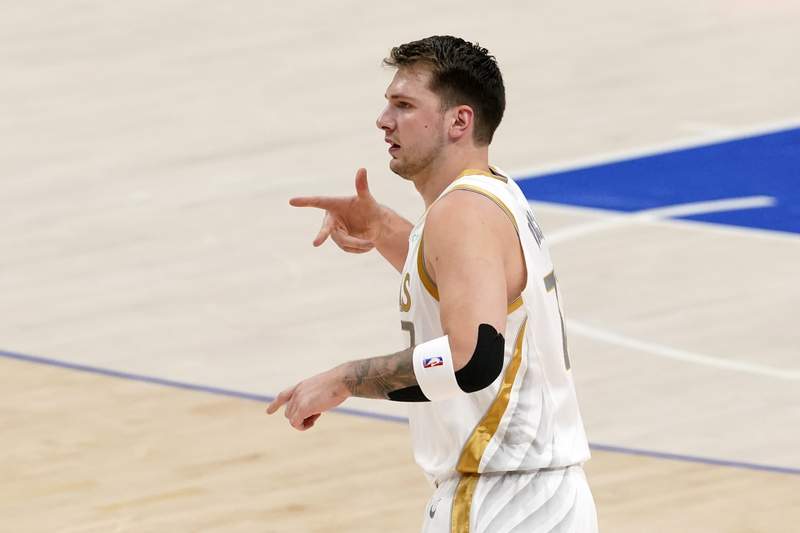 Doncic, Mavs stun Lakers with rally in Davis' 2nd game back
