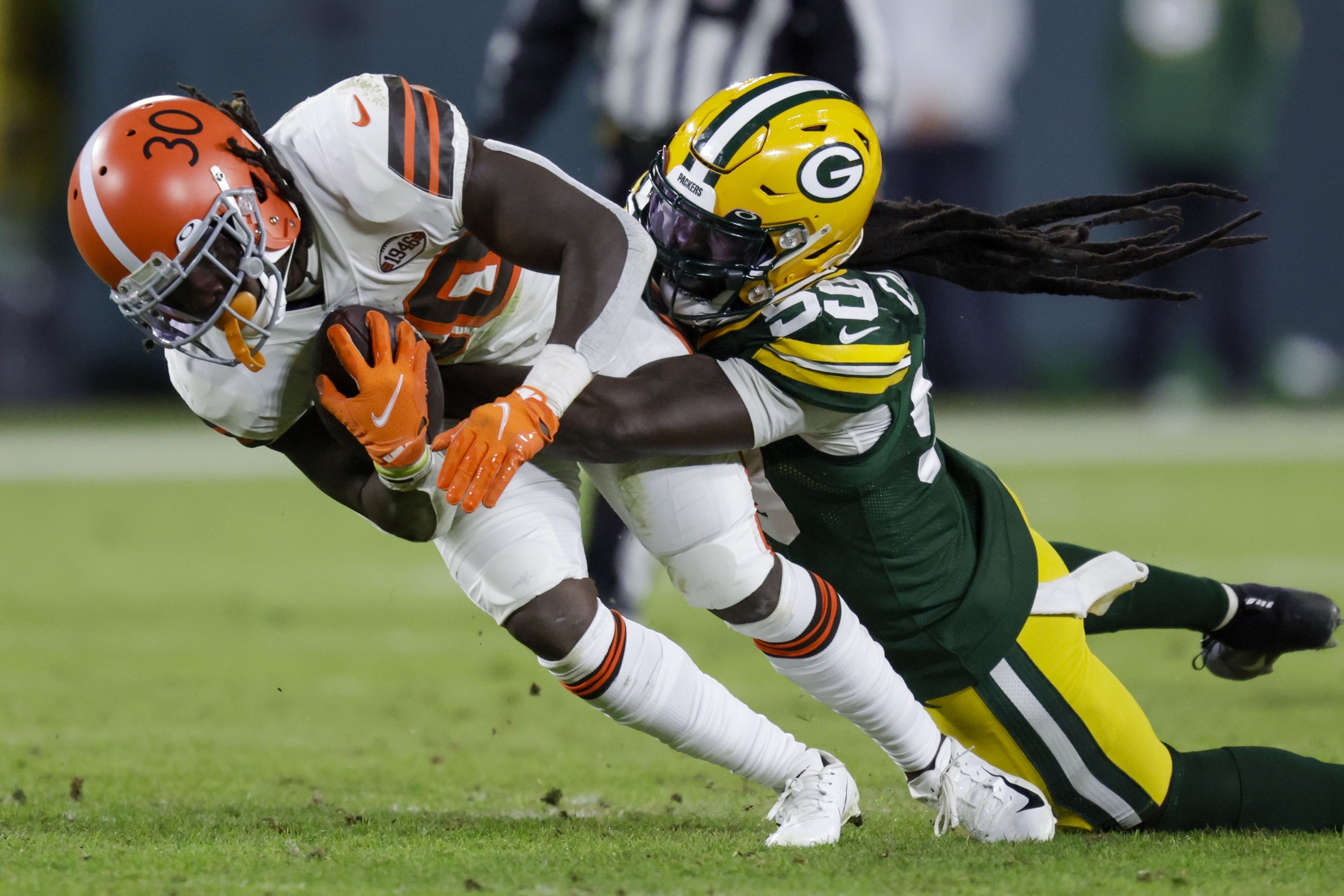 Packers re-signing cornerback Rasul Douglas, tight end Robert Tonyan