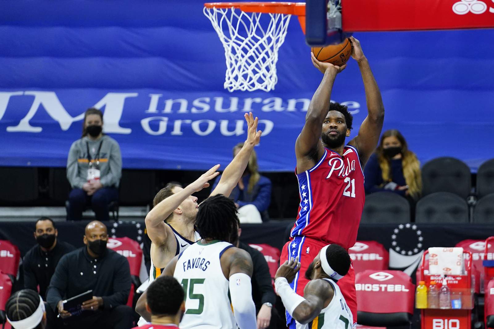 Poole erupts in fourth to overcome Embiid's 46-points, Warriors win