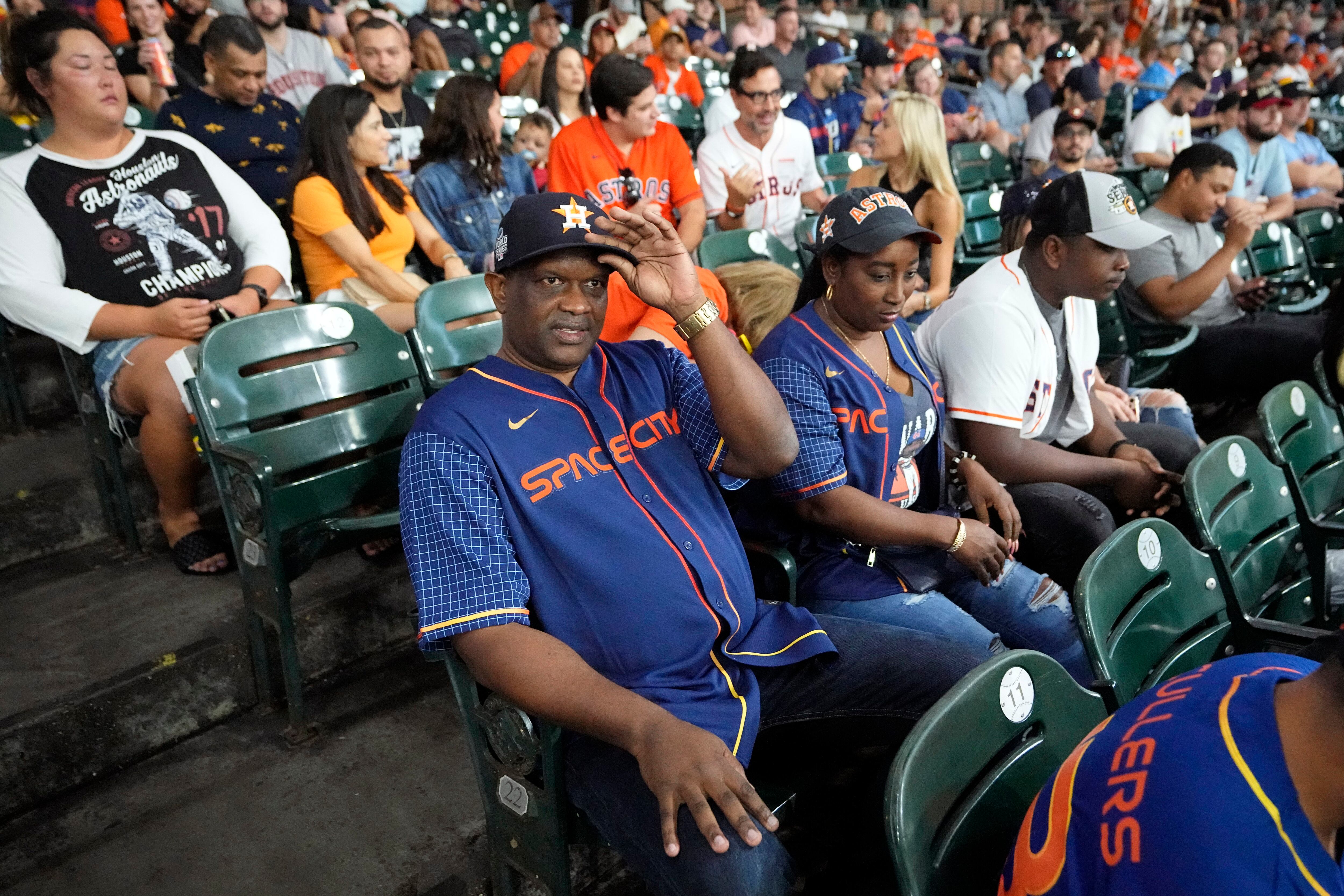 Parents of Astros' Alvarez come from Cuba to see 1st game