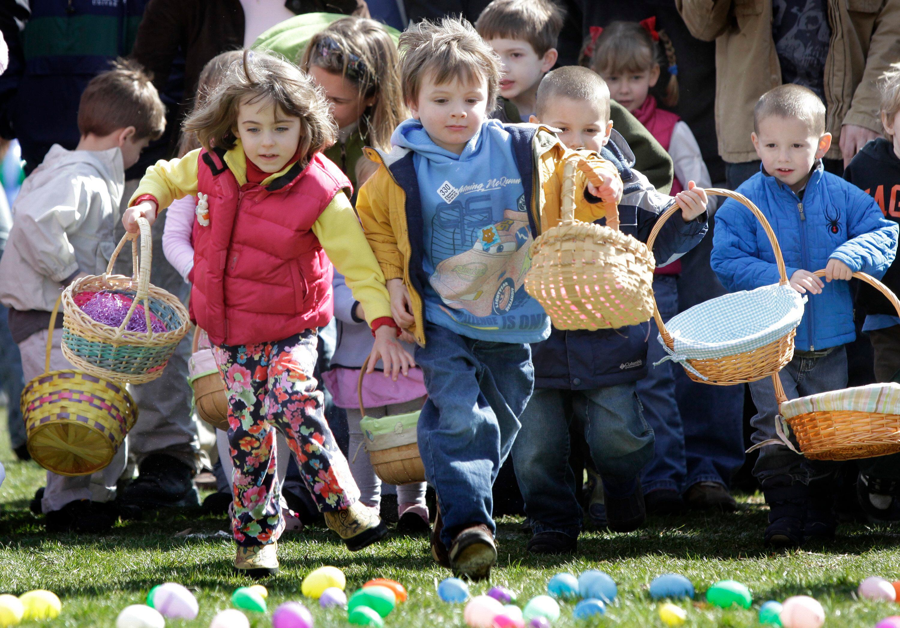 Дети собирают пасхальные яйца