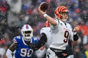 Watch Joe Burrow hit Hayden Hurst to put the Bengals up 14-0 vs