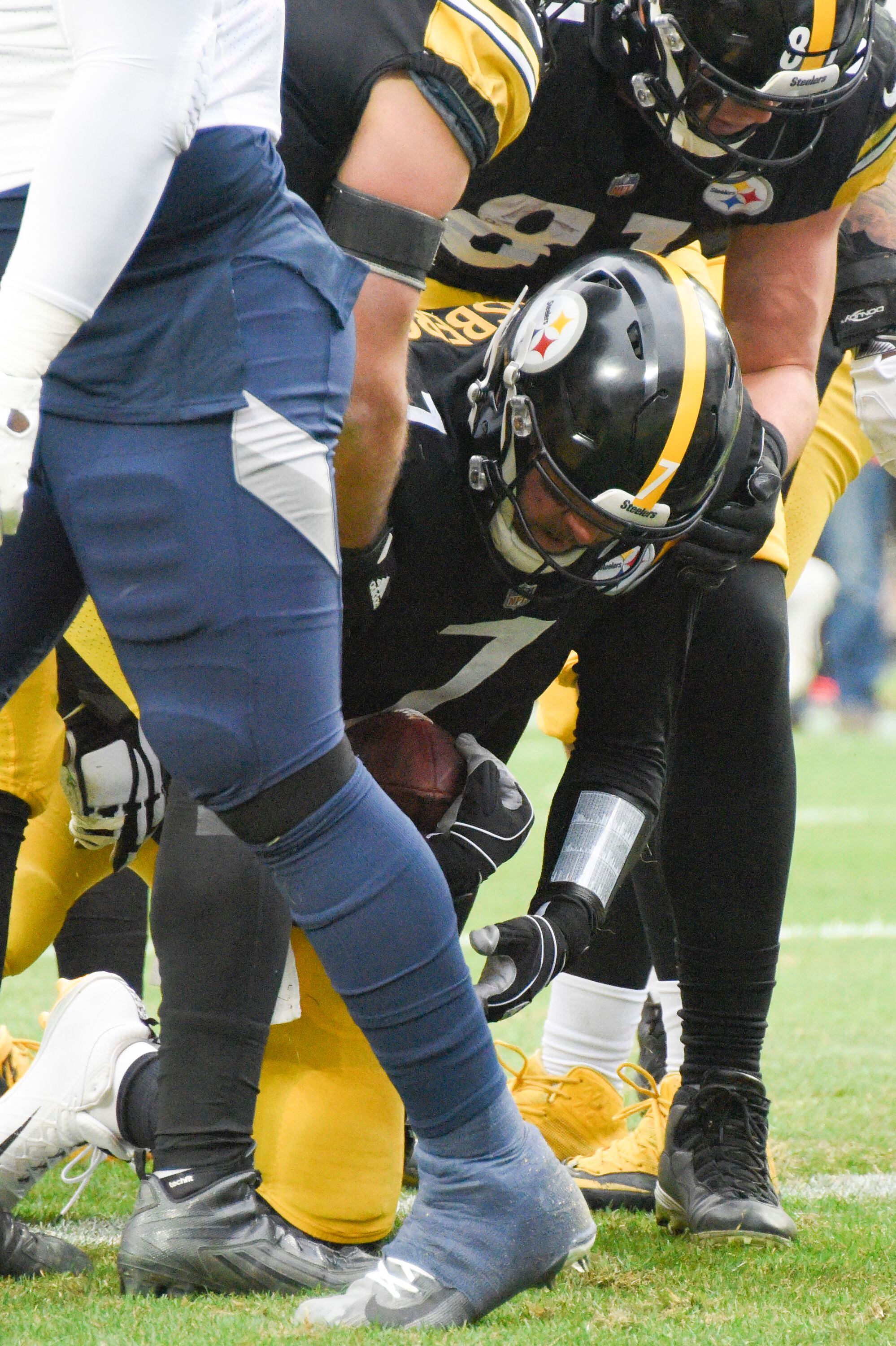 Steelers Slip Past Turnover-Prone Titans