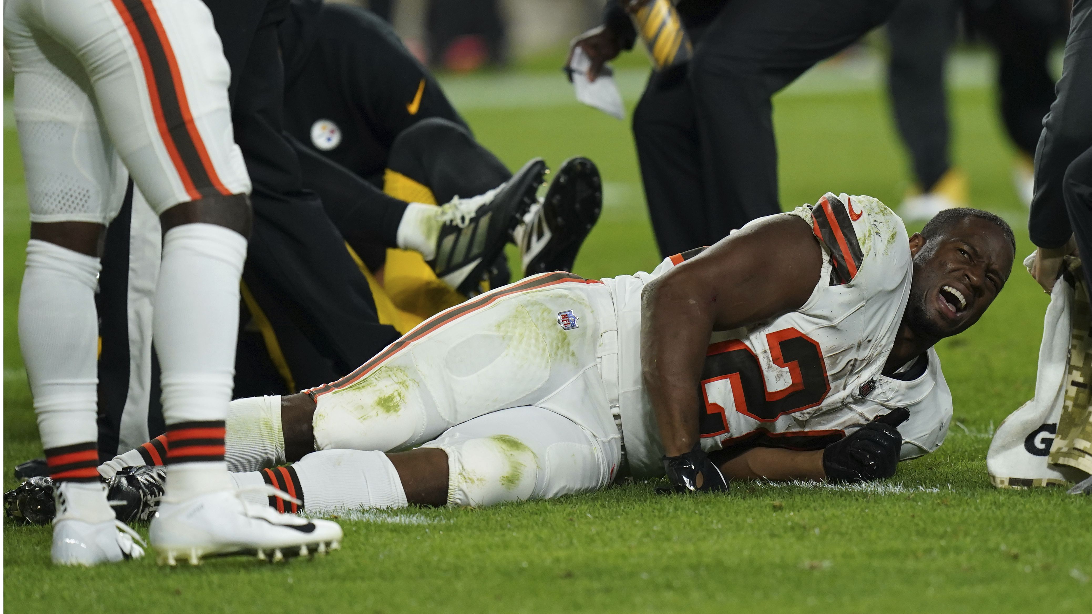 Browns sign Kareem Hunt, place Nick Chubb on injured reserve