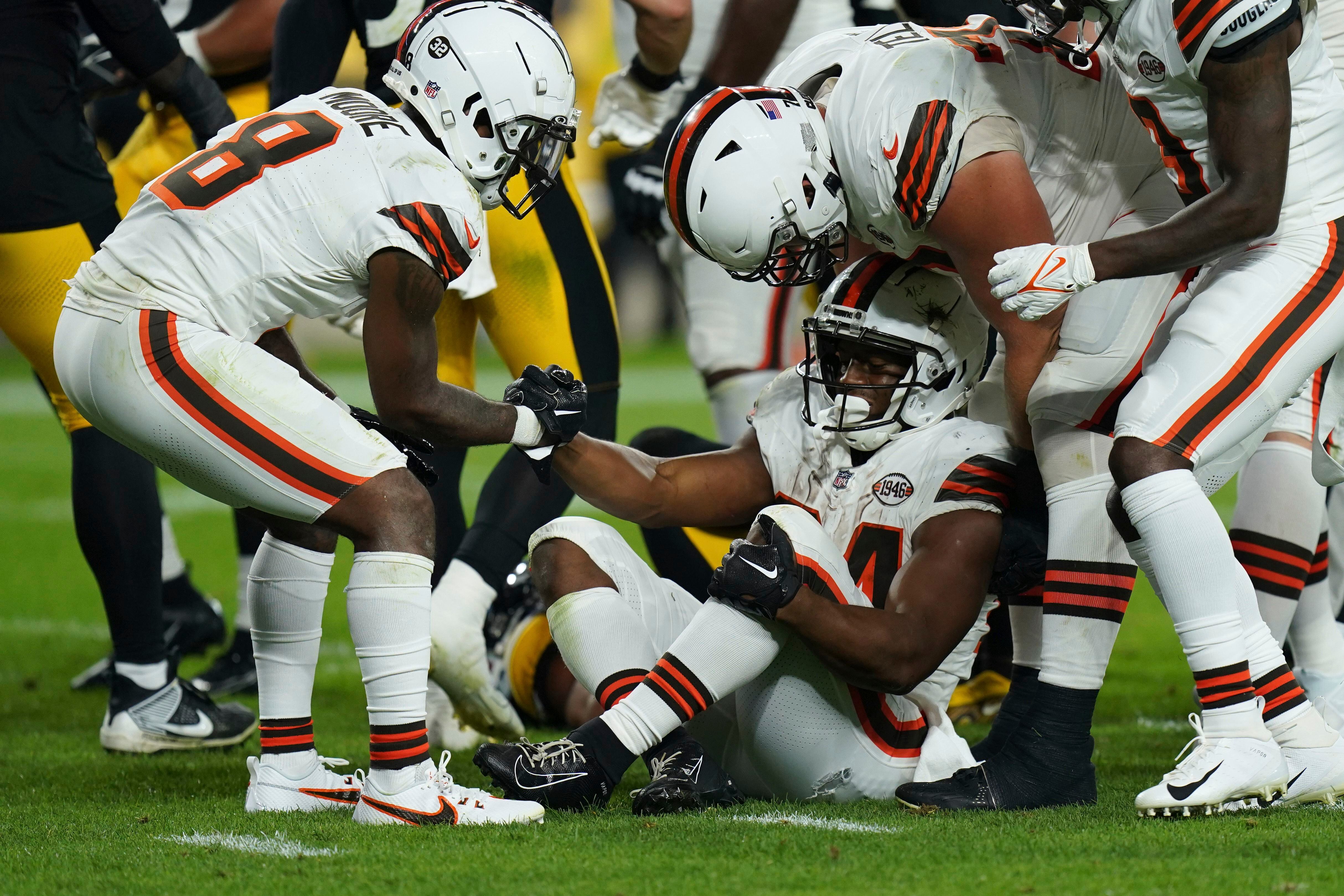 Browns running back Nick Chubb scores a 19 yard touchdown