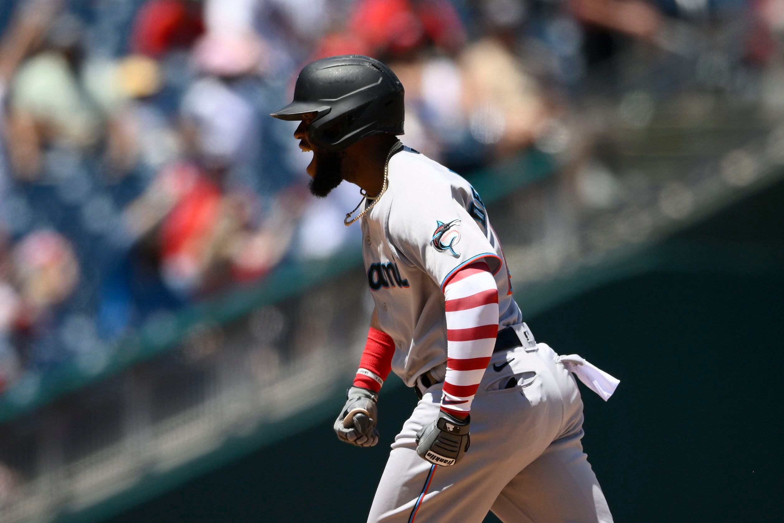 Marlins' Miguel Rojas switching to uniform number 11 for 2022 season - Fish  Stripes