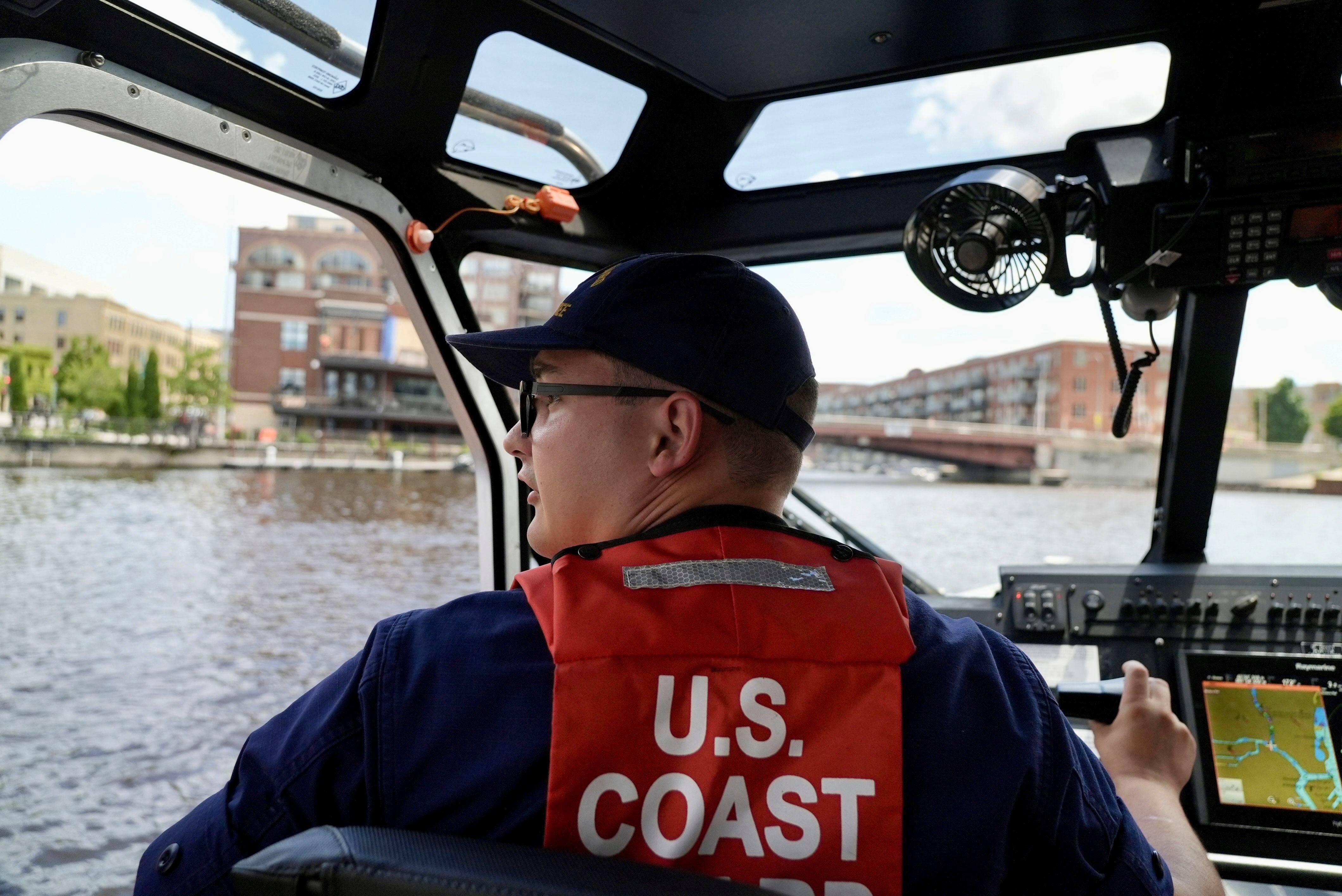 Heavily armed security boats patrol winding Milwaukee River during GOP  convention