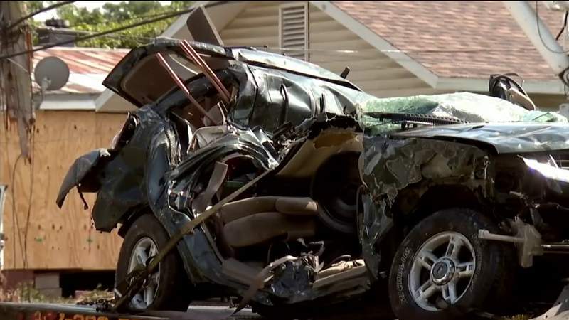 Driver of stolen car dies after crashing into 2 Orlando homes, police say