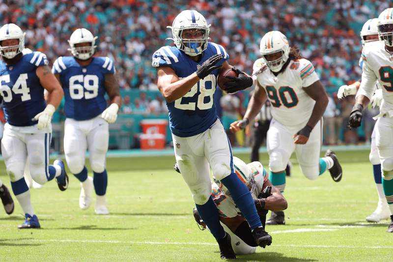 Colts get 1st win of season, top sputtering Dolphins 27-17