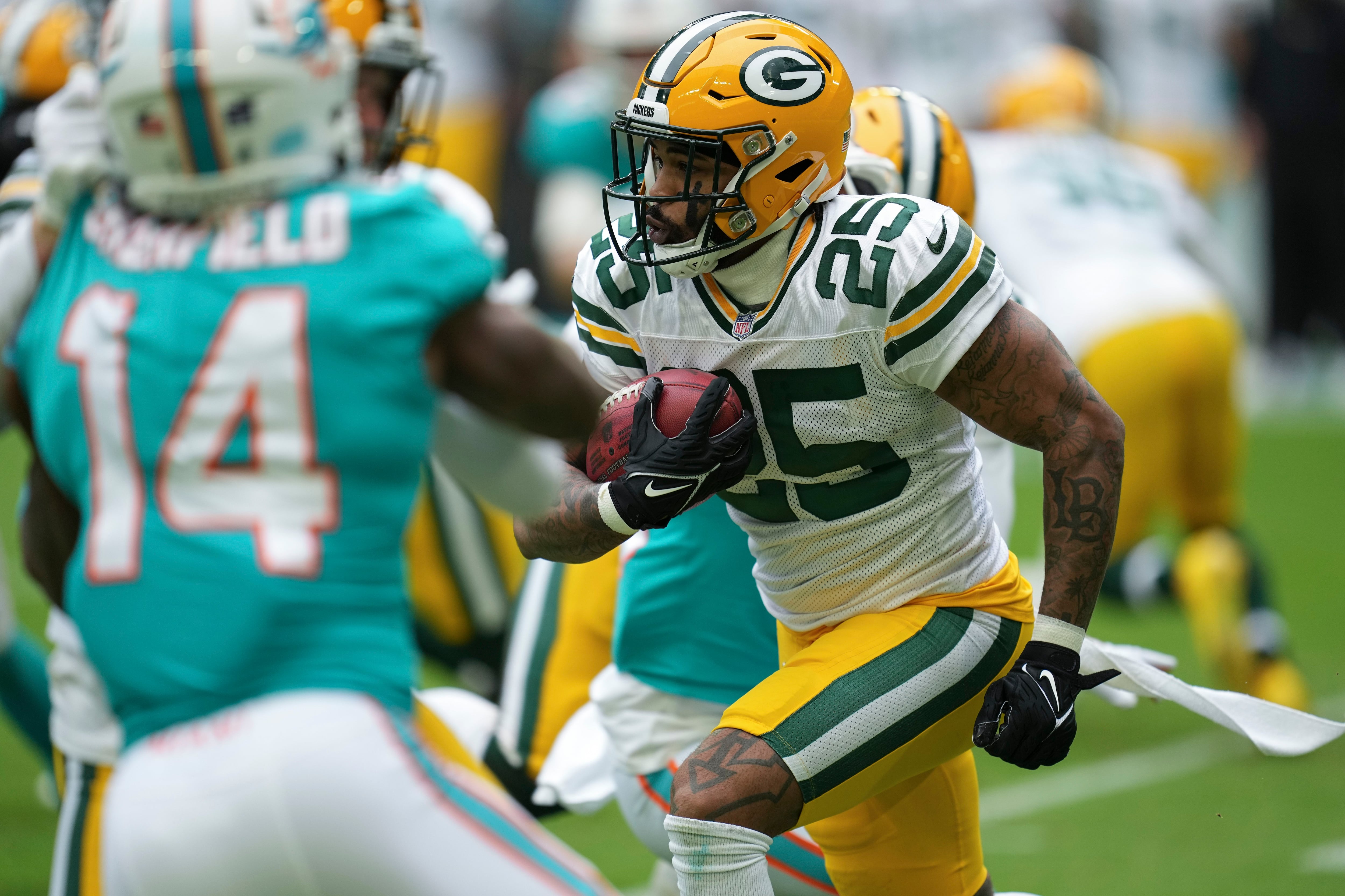 MIAMI GARDENS, FL - DECEMBER 25: Green Bay Packers wide receiver Christian  Watson (9) trip trying to get in the end zone in the first half during the  game between the Green