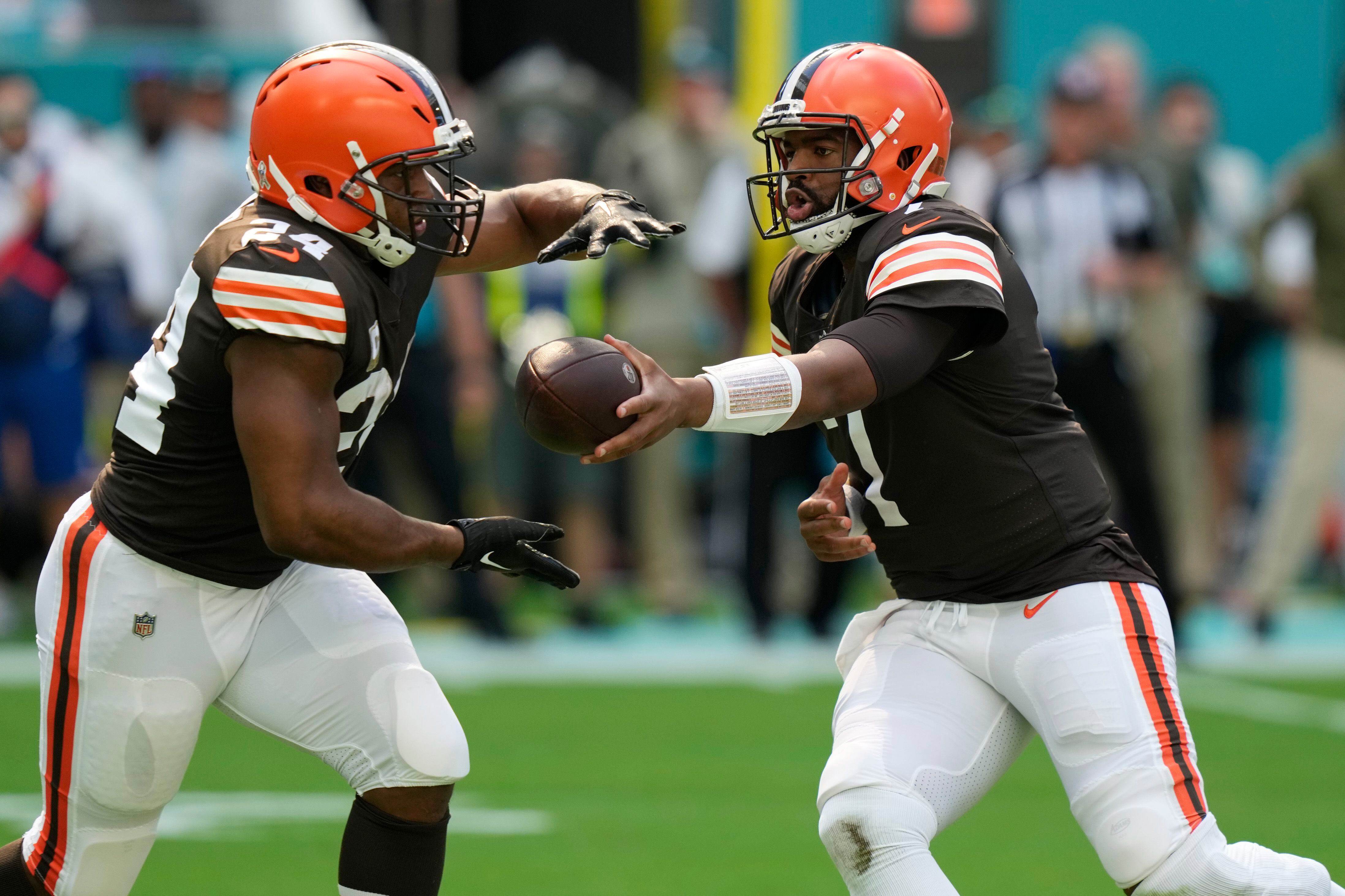 Browns' Emmanuel Ogbah out for season with broken foot 