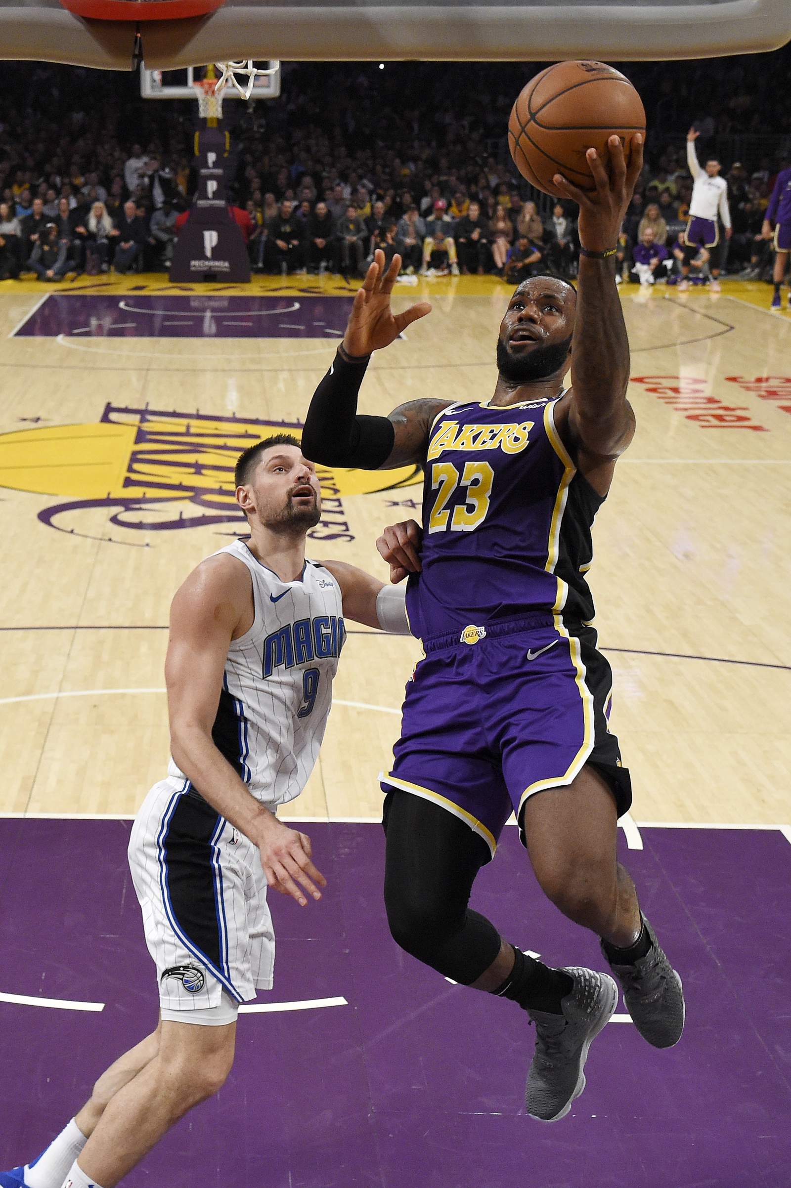James scores 34 but Lakers stumble, fall to Kings 125-116