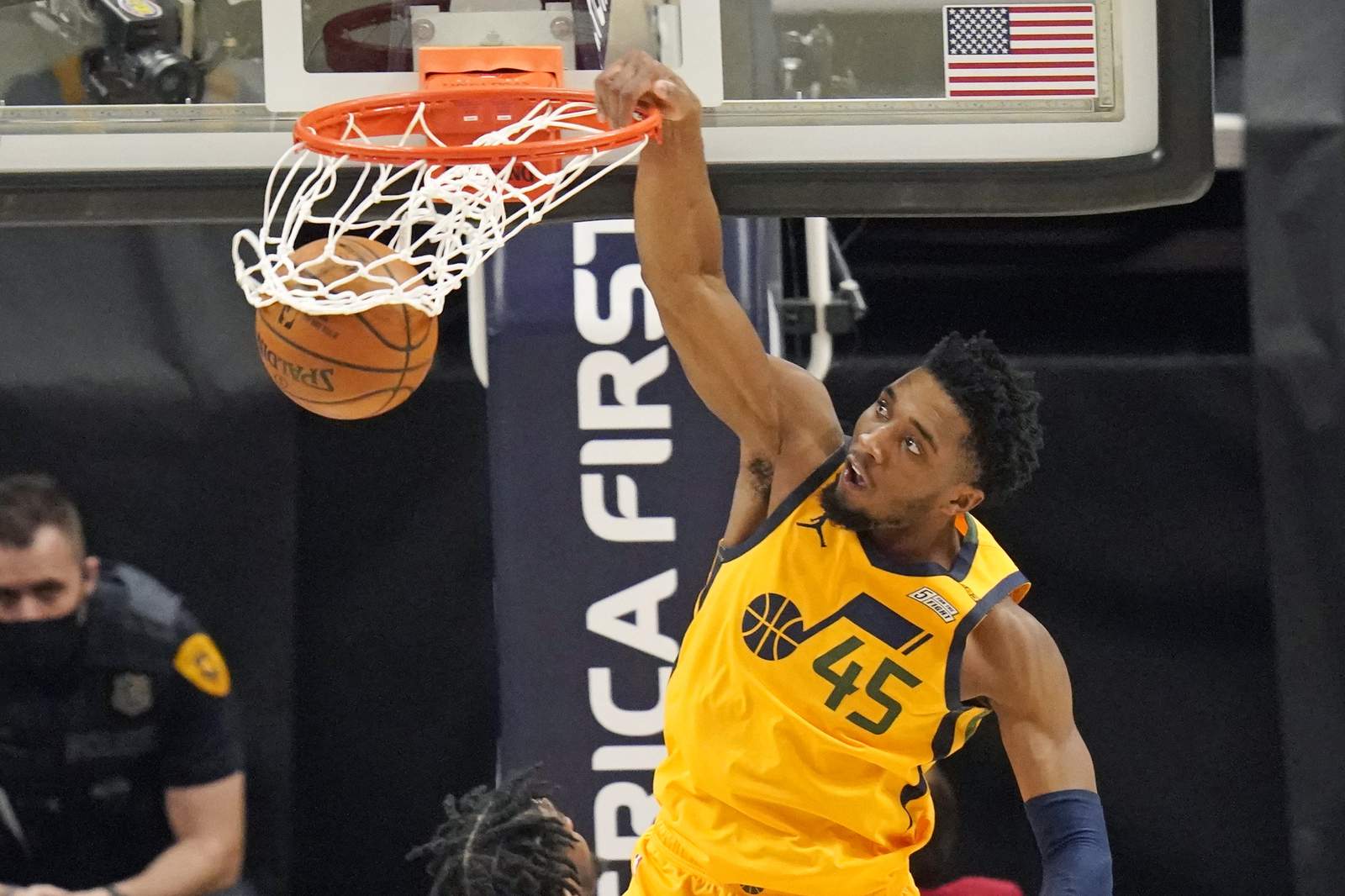 Mitchell soars to dunk title, Booker sets 3-point record