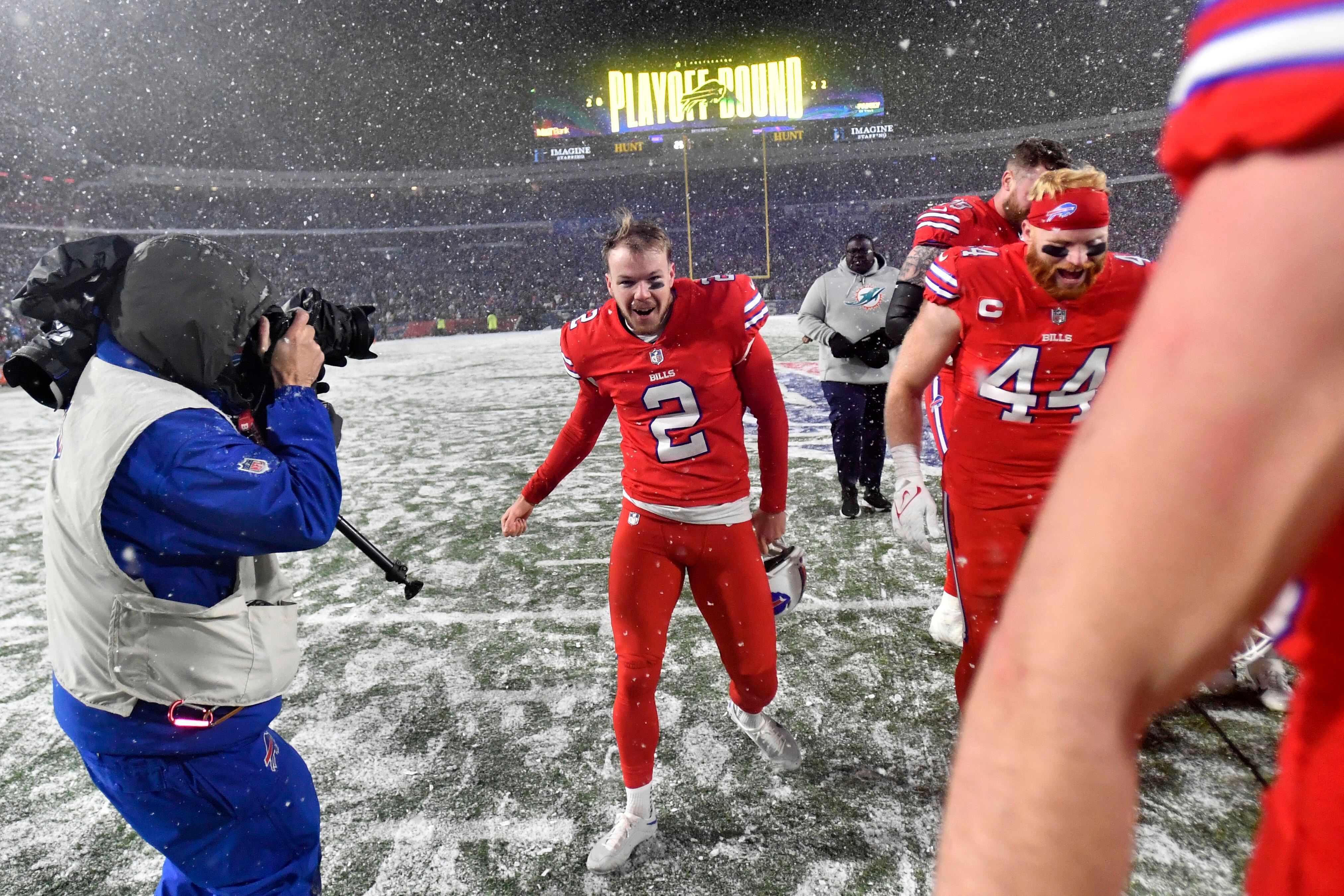 Buffalo Bills 32-29 Miami Dolphins: Tyler Bass field goal clinches fourth  straight AFC playoff spot for Bills, NFL News