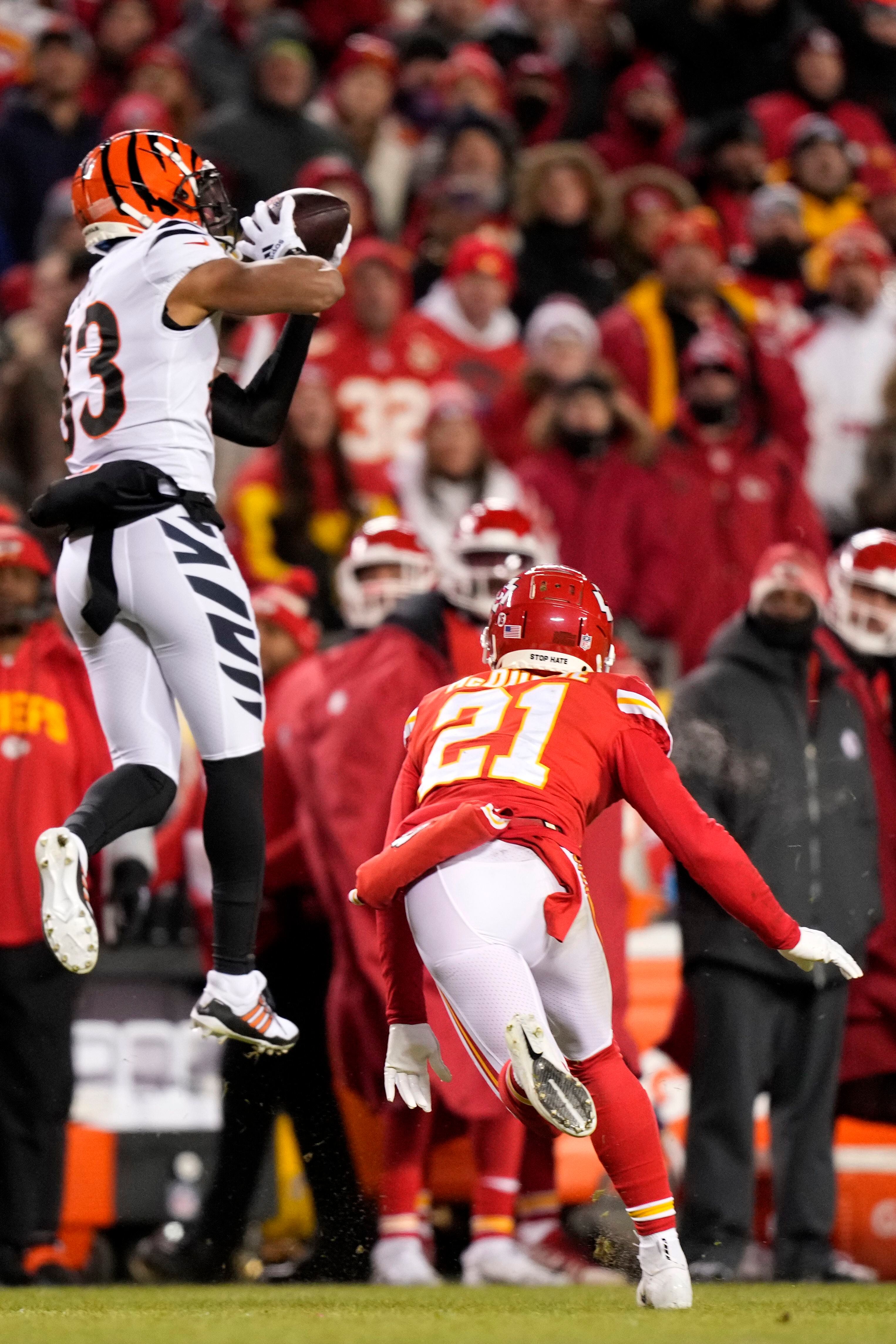 Cincinnati Bengals wide receiver Ja'Marr Chase's ridiculous one-handed  catch vs. Kansas City Chiefs cornerback Trent McDuffie is just out of bounds